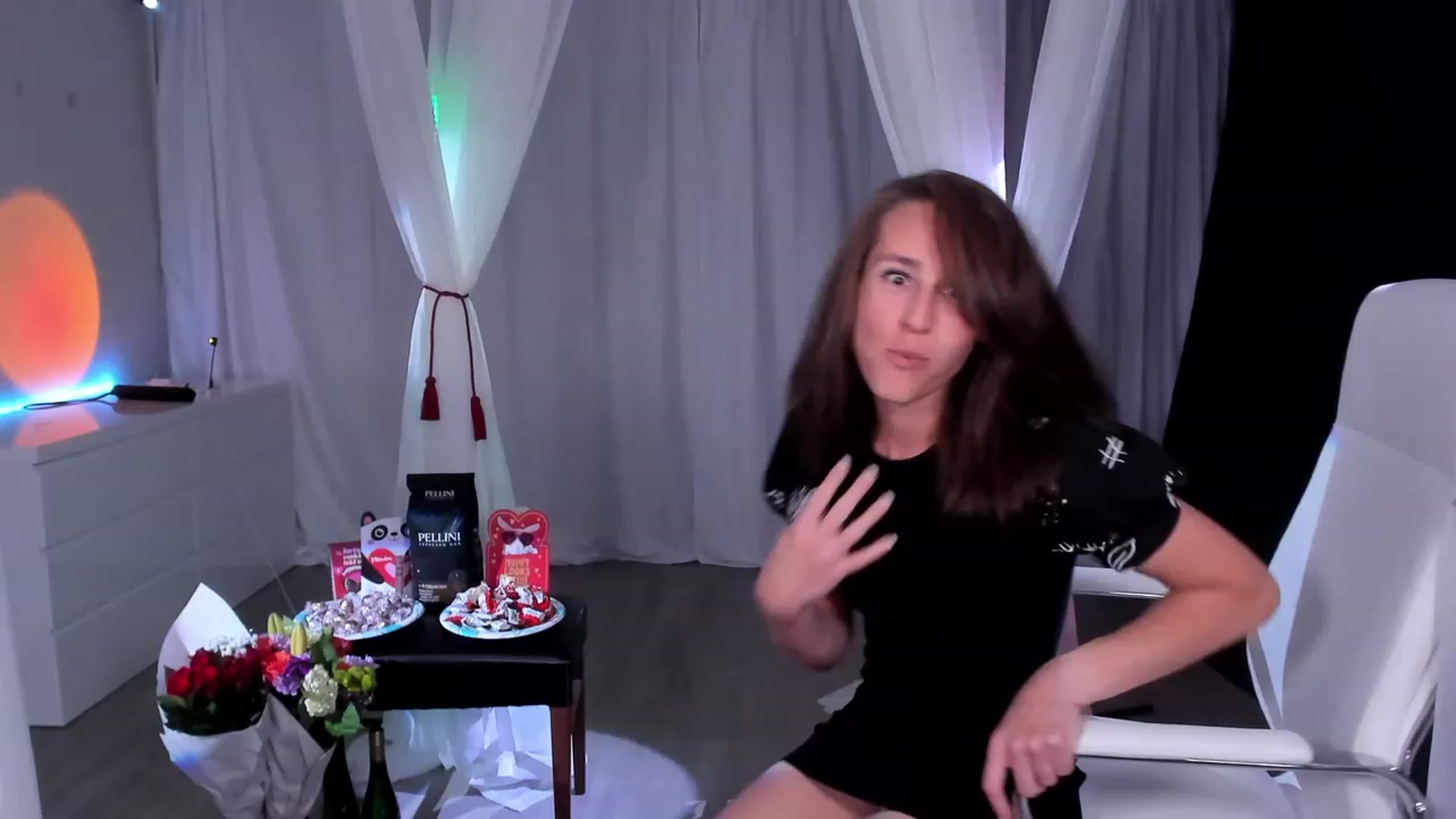 Gallery image thumbnail from Olivia's myfreecams stream on, 02/15/2024, 05:15 image 6 of 20