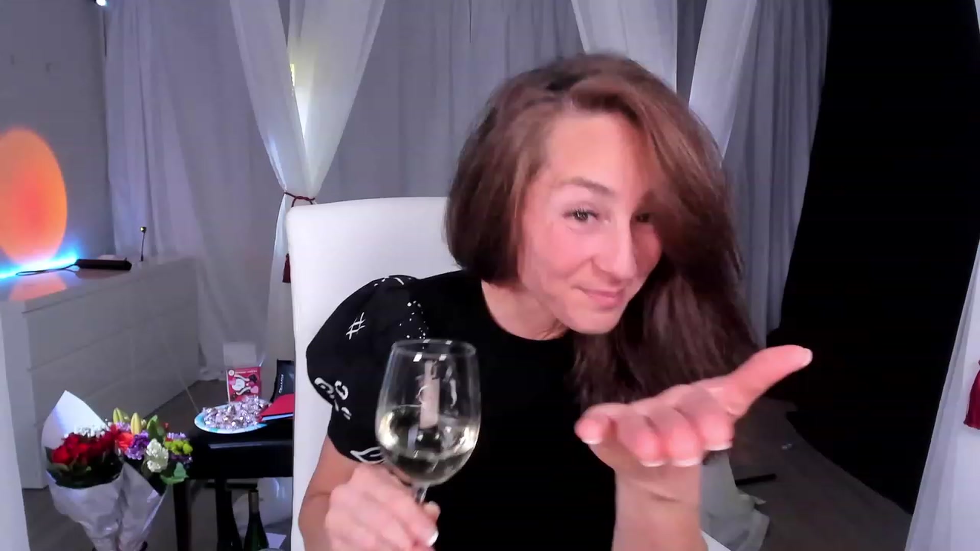 Gallery image thumbnail from Olivia's myfreecams stream on, 02/15/2024, 05:15 image 13 of 20