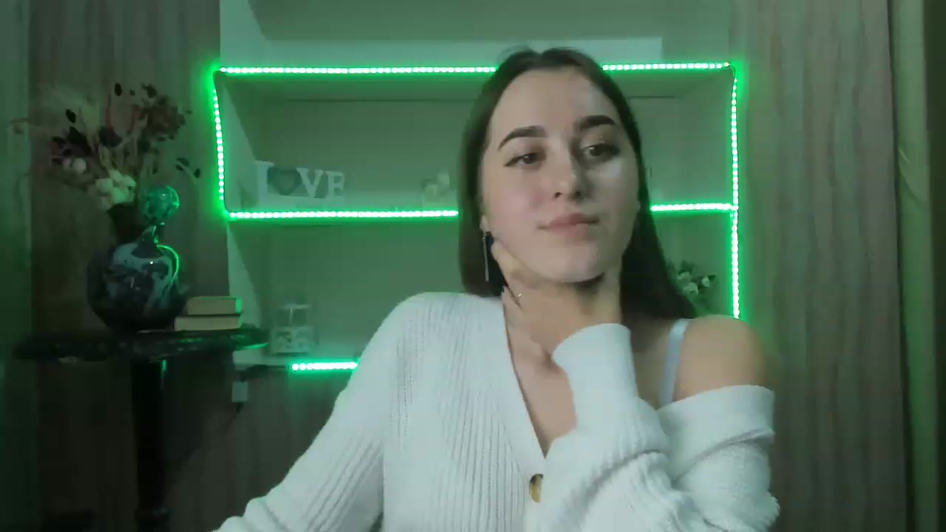 Gallery image thumbnail from OliviaBryon's myfreecams stream on, 11/27/2022, 17:15 image 15 of 20