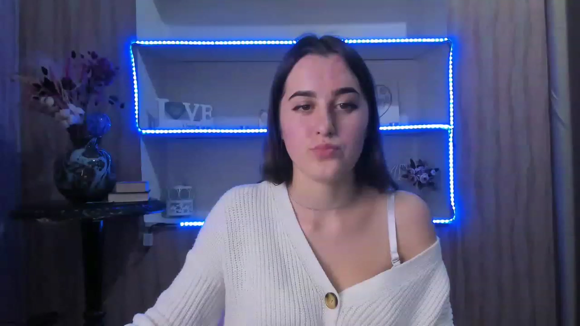 Gallery image thumbnail from OliviaBryon's myfreecams stream on, 11/27/2022, 17:15 image 8 of 20