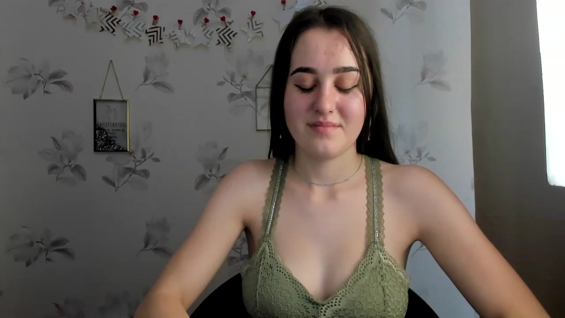 Gallery image thumbnail from OliviaBryon's myfreecams stream on, 11/29/2022, 15:01 image 17 of 20