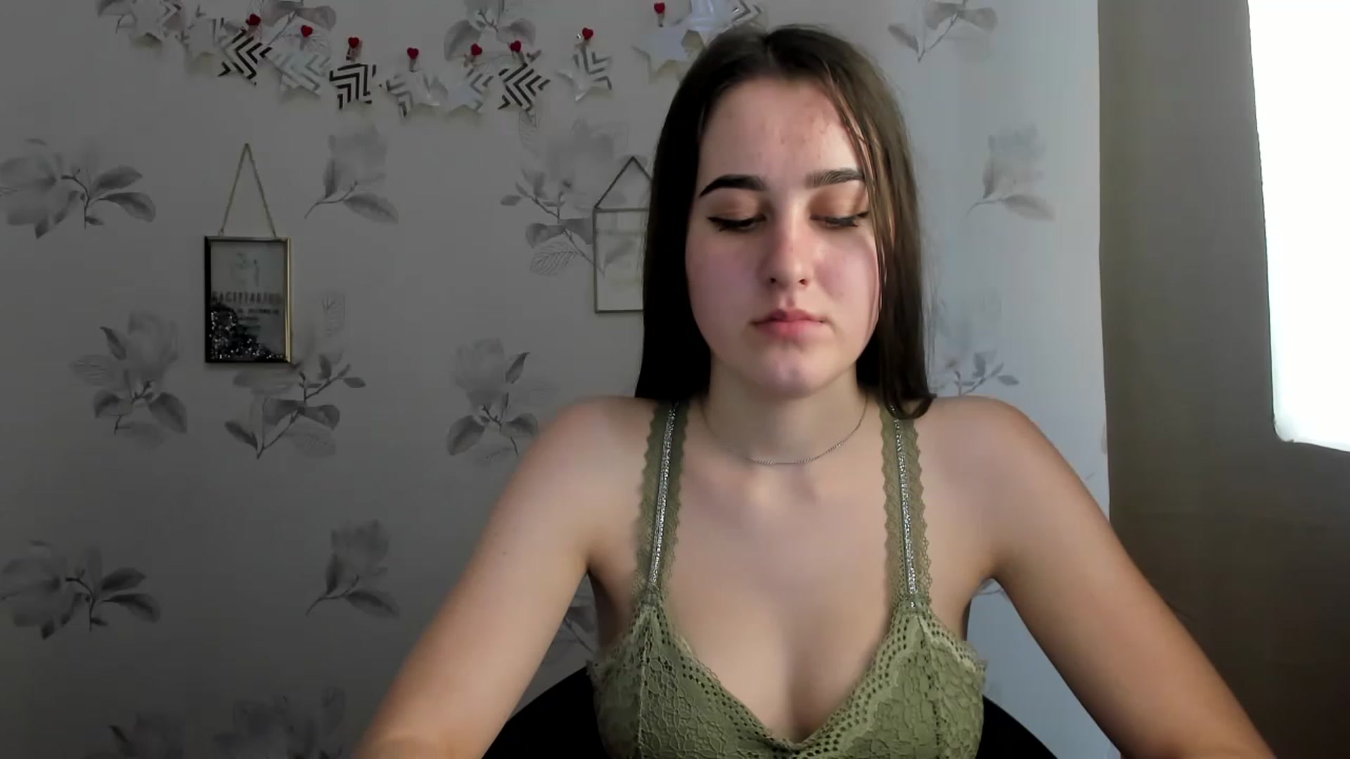 Gallery image thumbnail from OliviaBryon's myfreecams stream on, 11/29/2022, 15:17 image 17 of 20