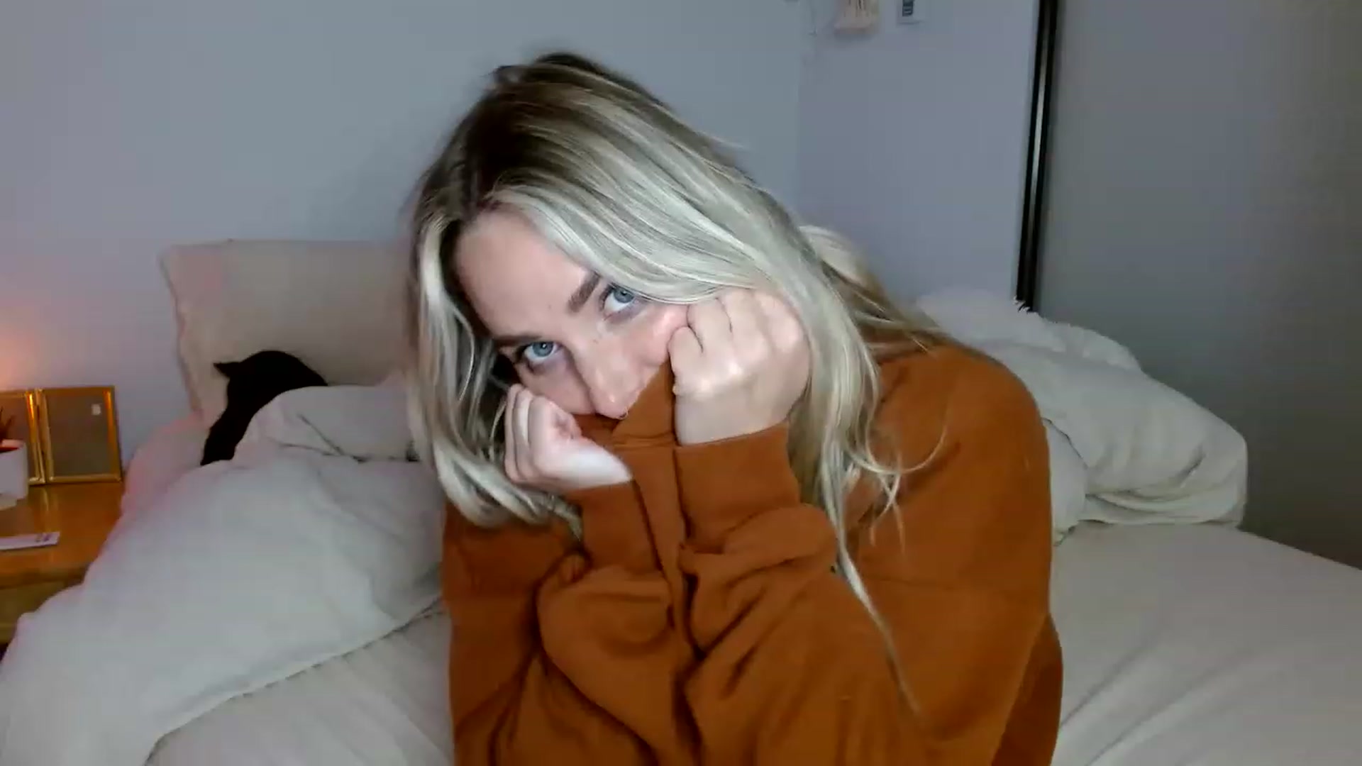 Gallery image thumbnail from OliviaQuinnn's myfreecams stream on, 11/17/2022, 03:26 image 16 of 20