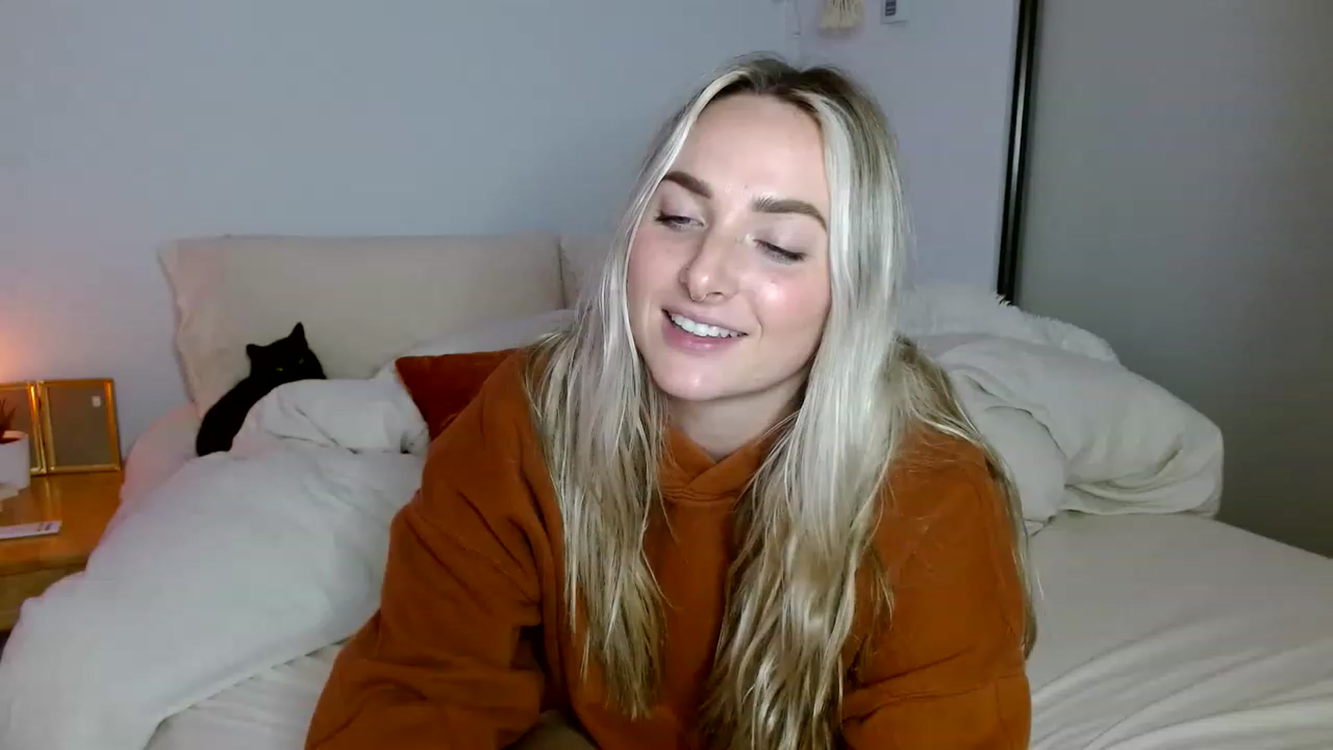Gallery image thumbnail from OliviaQuinnn's myfreecams stream on, 11/17/2022, 03:26 image 12 of 20
