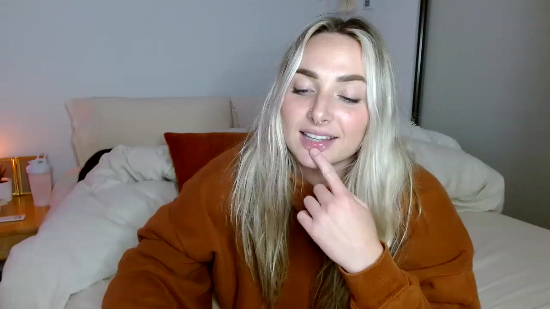 Gallery image thumbnail from OliviaQuinnn's myfreecams stream on, 11/17/2022, 03:26 image 10 of 20