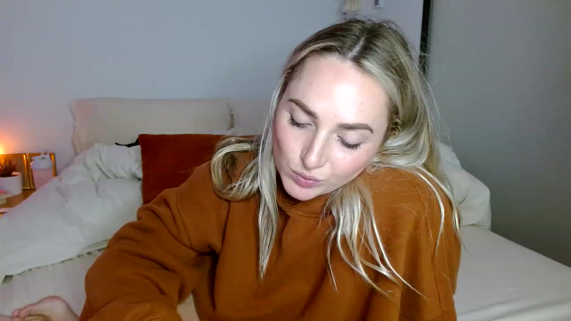Gallery image thumbnail from OliviaQuinnn's myfreecams stream on, 11/17/2022, 03:26 image 4 of 20