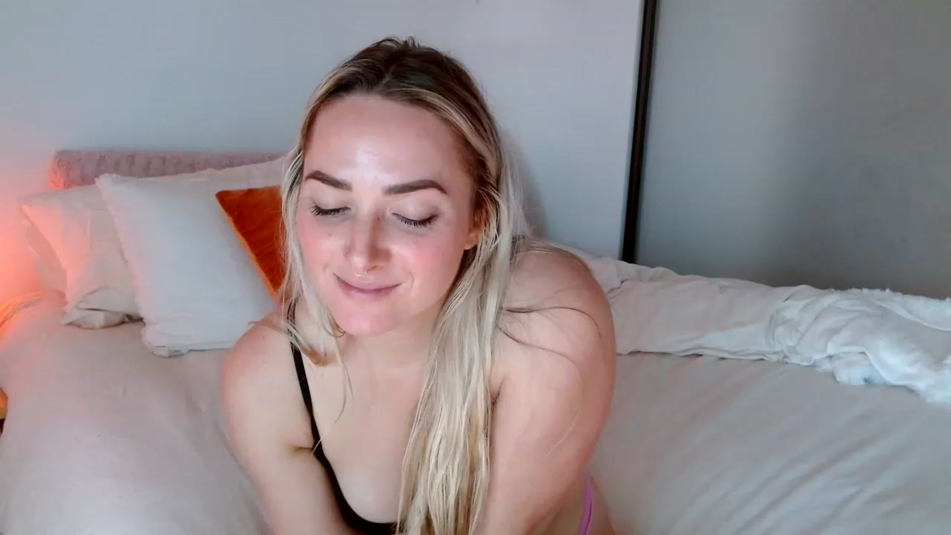Gallery image thumbnail from OliviaQuinnn's myfreecams stream on, 11/28/2022, 23:33 image 14 of 20