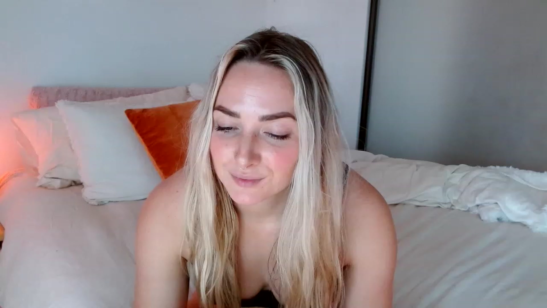 Gallery image thumbnail from OliviaQuinnn's myfreecams stream on, 11/28/2022, 23:33 image 12 of 20