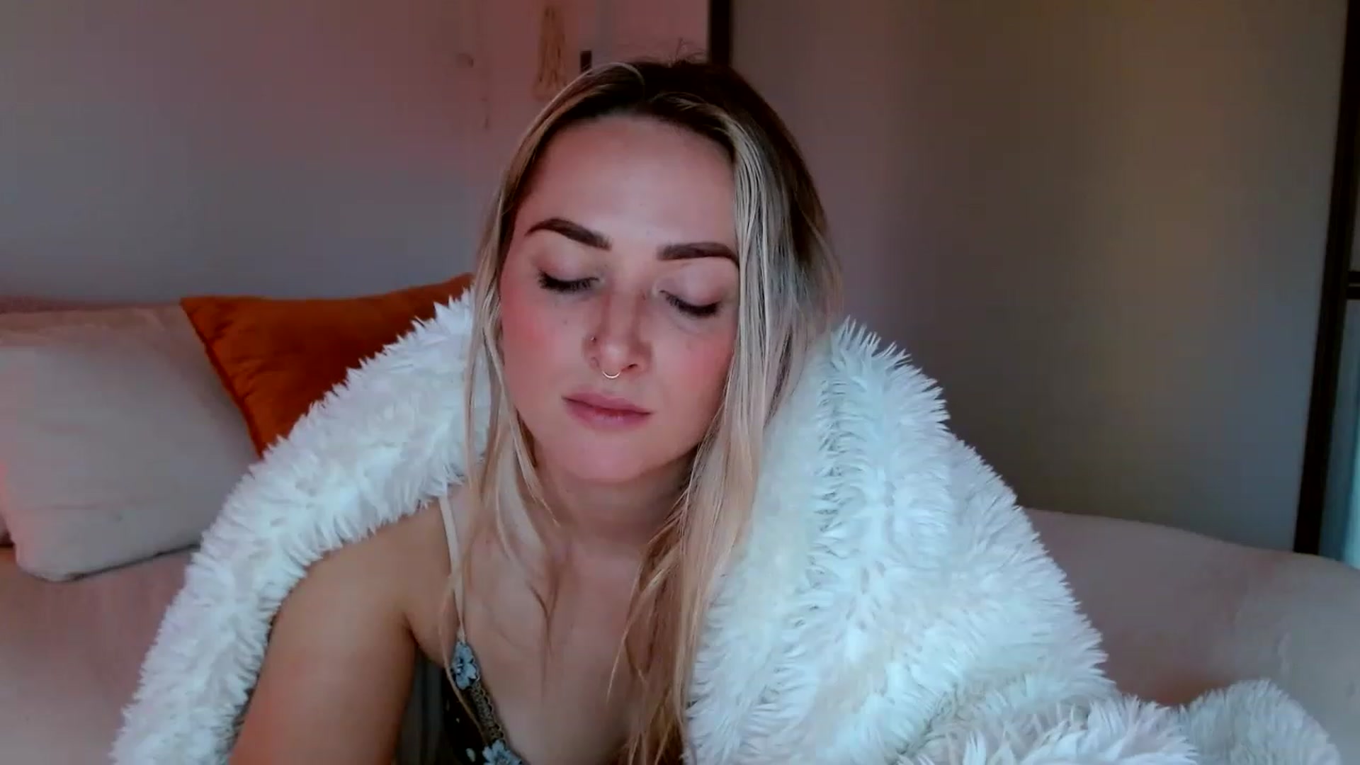 Gallery image thumbnail from OliviaQuinnn's myfreecams stream on, 11/30/2022, 23:03 image 19 of 20