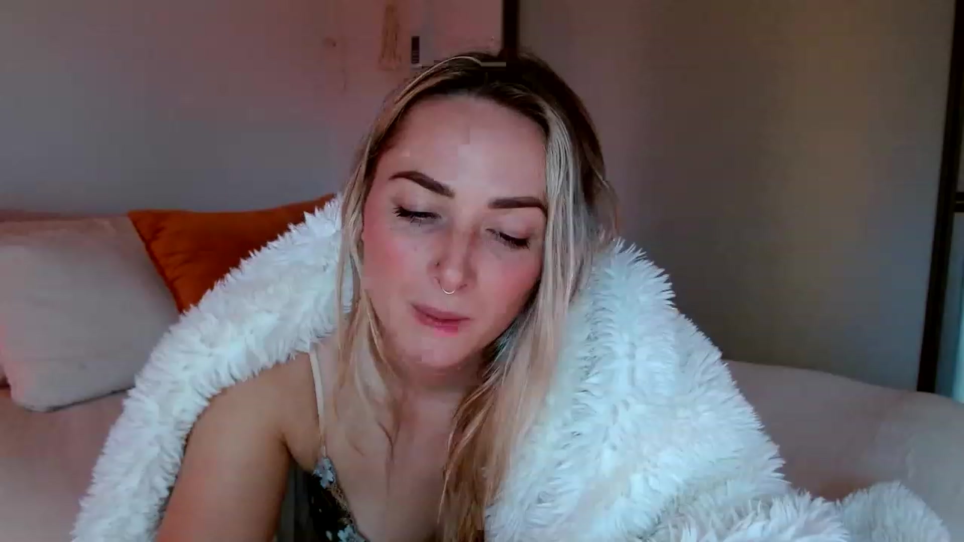 Gallery image thumbnail from OliviaQuinnn's myfreecams stream on, 11/30/2022, 23:03 image 18 of 20