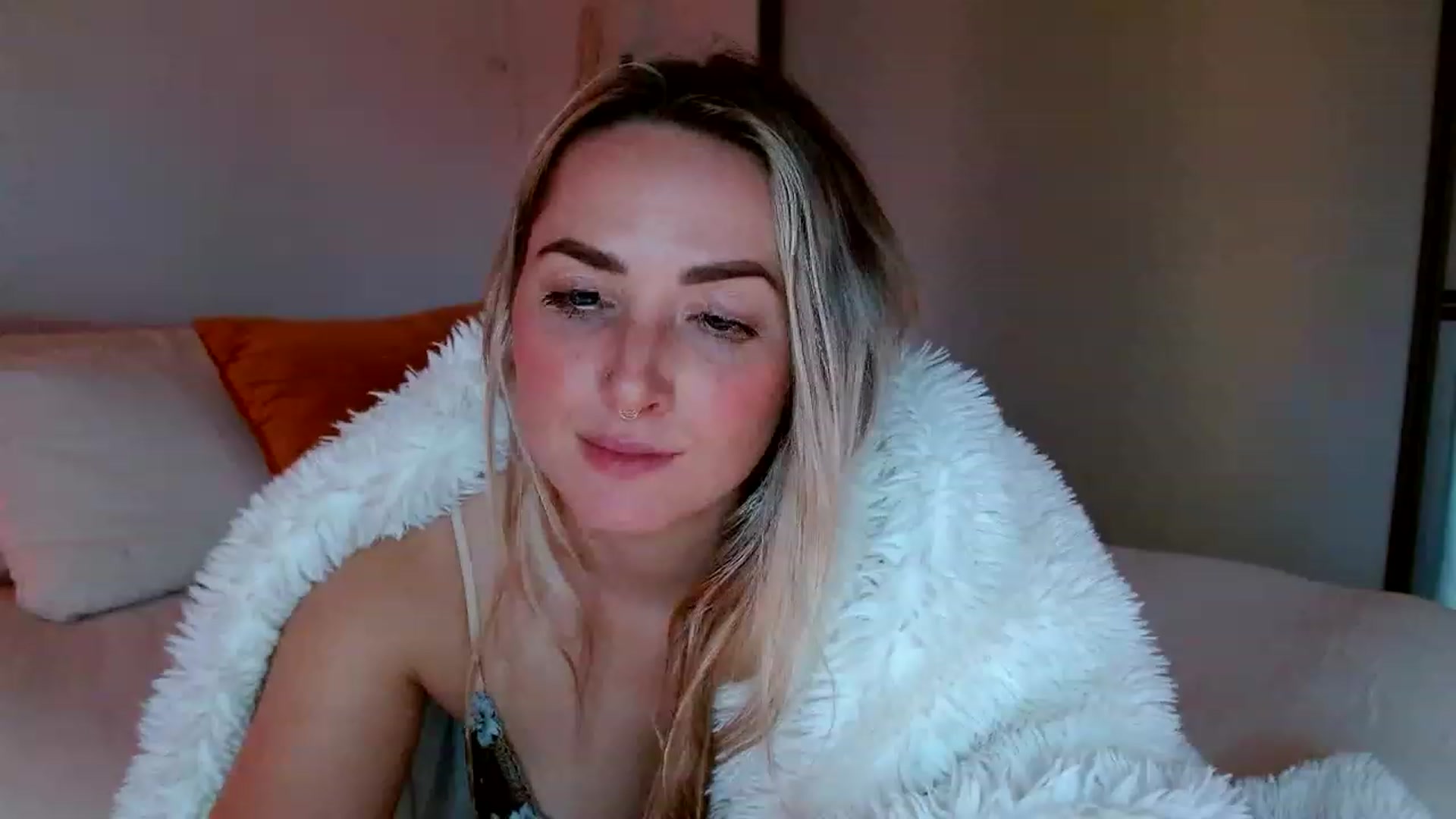 Gallery image thumbnail from OliviaQuinnn's myfreecams stream on, 11/30/2022, 23:03 image 20 of 20