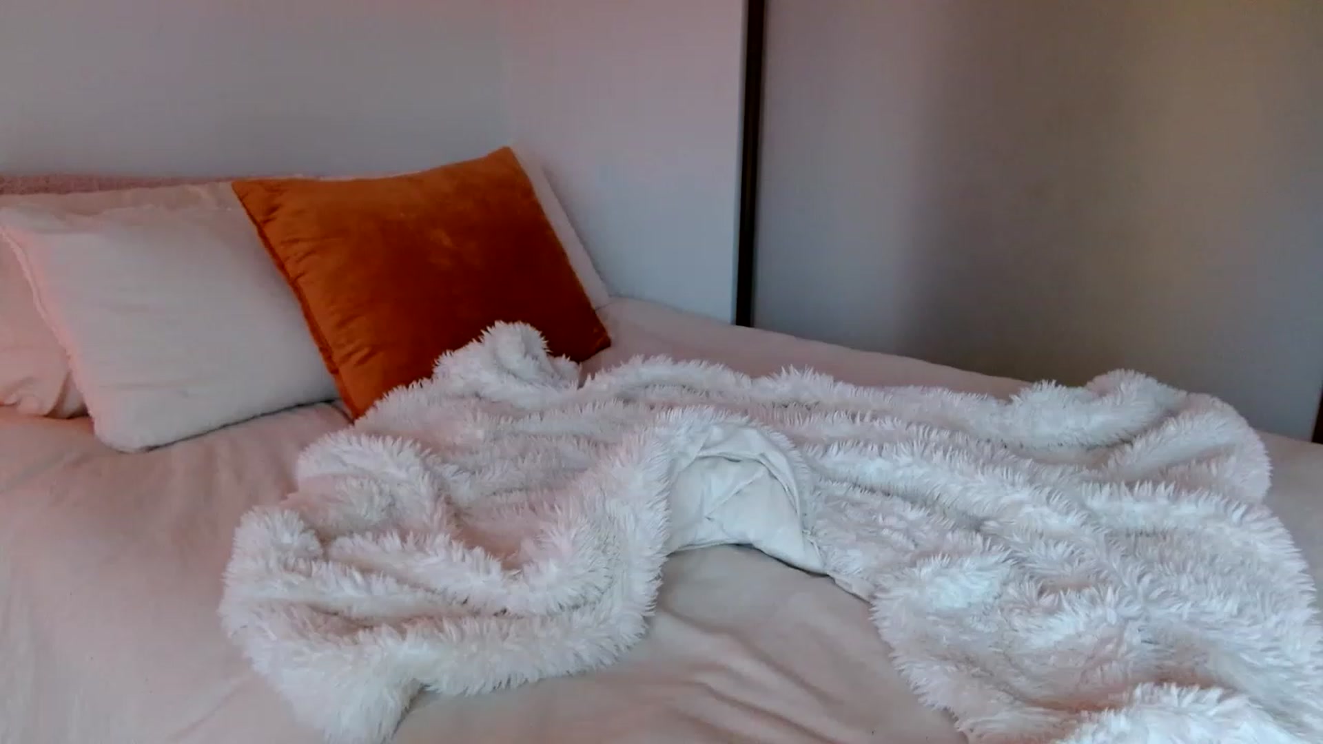 Gallery image thumbnail from OliviaQuinnn's myfreecams stream on, 11/30/2022, 23:03 image 8 of 20
