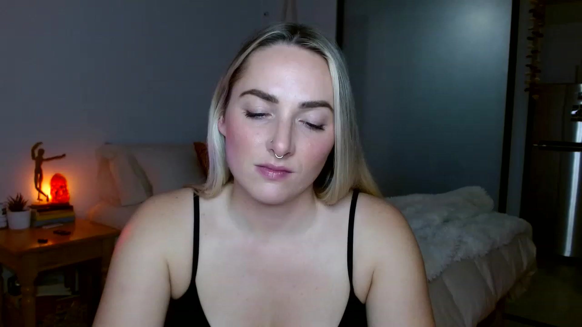 Gallery image thumbnail from OliviaQuinnn's myfreecams stream on, 12/03/2022, 03:43 image 6 of 20