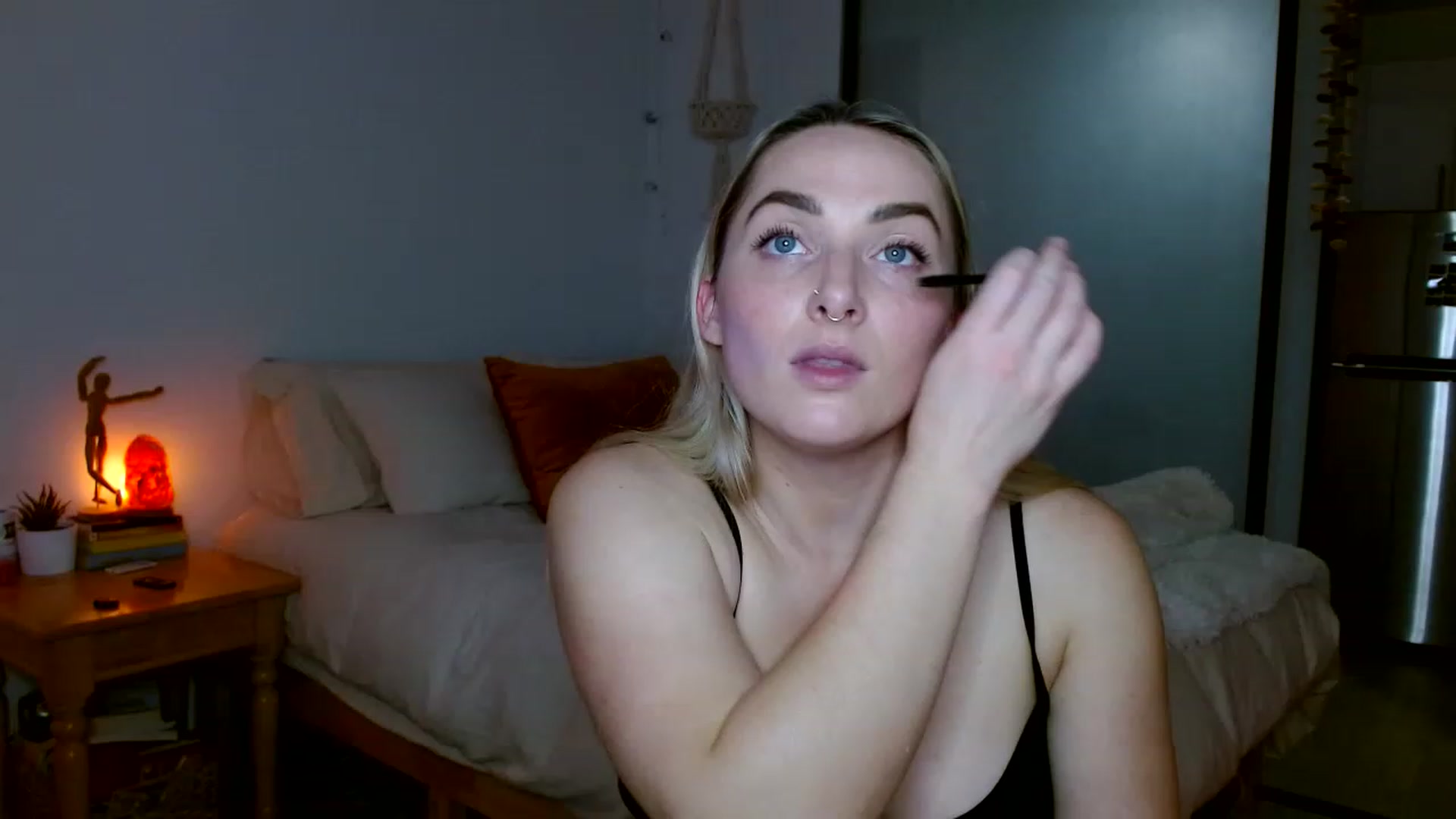 Gallery image thumbnail from OliviaQuinnn's myfreecams stream on, 12/03/2022, 03:43 image 4 of 20