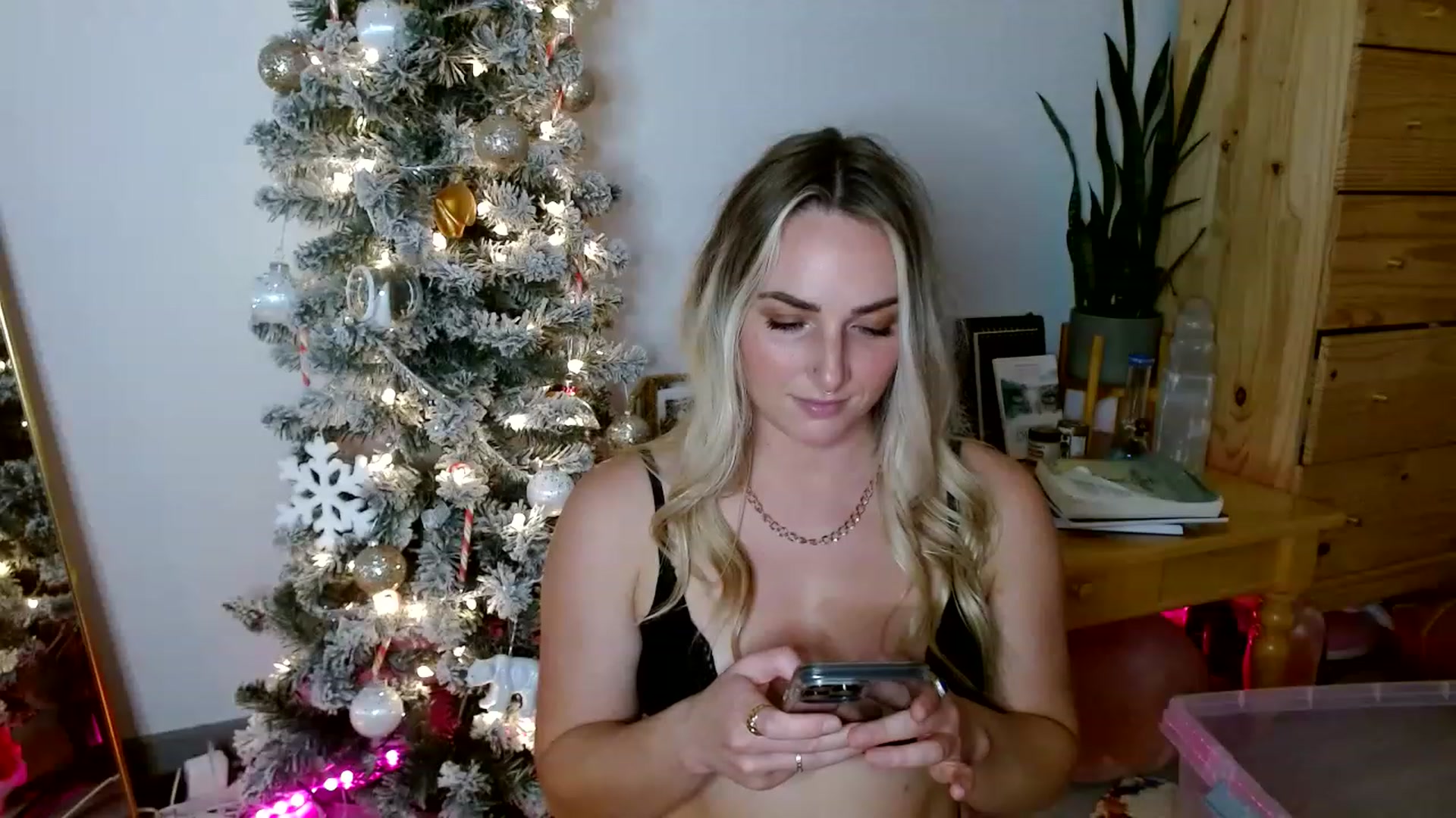 Gallery image thumbnail from OliviaQuinnn's myfreecams stream on, 12/04/2022, 02:36 image 5 of 20