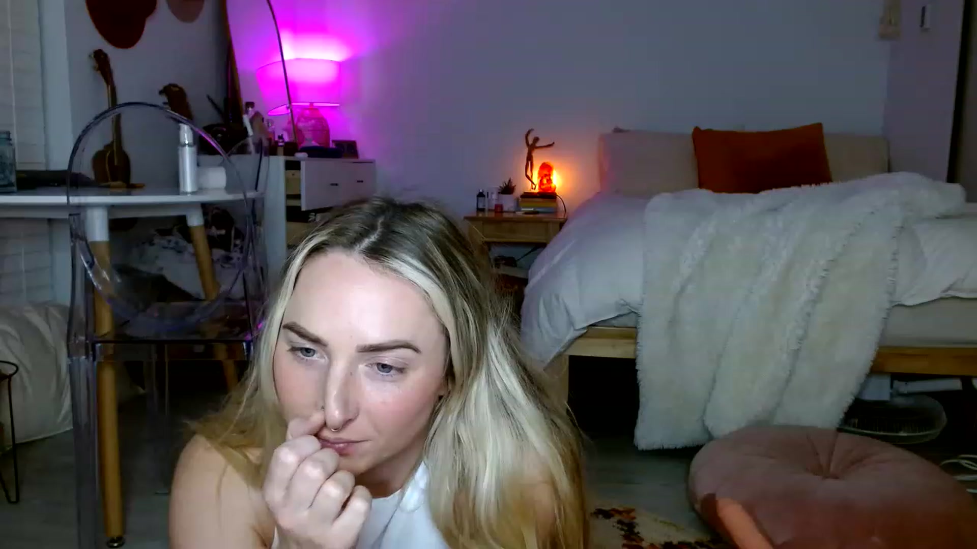 Gallery image thumbnail from OliviaQuinnn's myfreecams stream on, 12/15/2022, 06:37 image 17 of 20