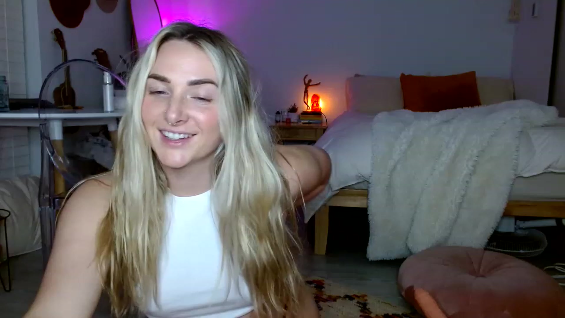 Gallery image thumbnail from OliviaQuinnn's myfreecams stream on, 12/15/2022, 06:37 image 10 of 20