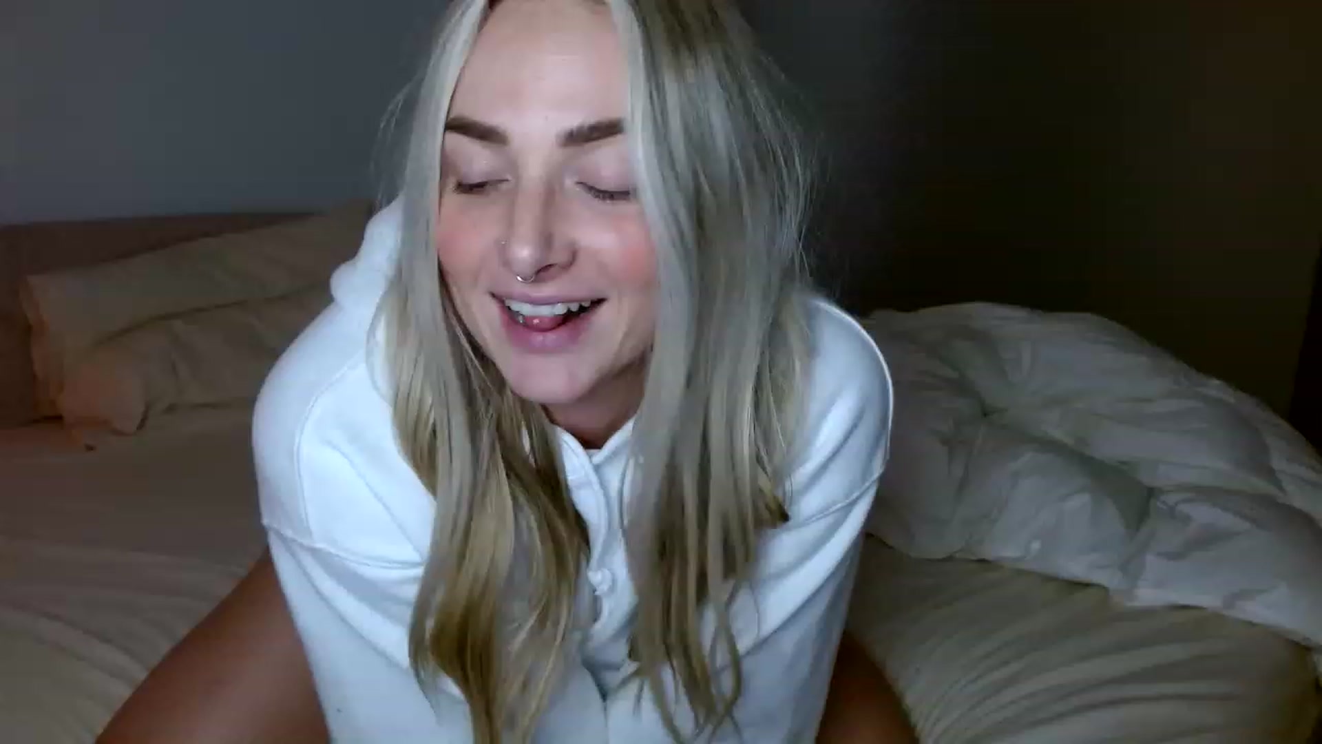 Gallery image thumbnail from OliviaQuinnn's myfreecams stream on, 12/19/2022, 06:26 image 11 of 20