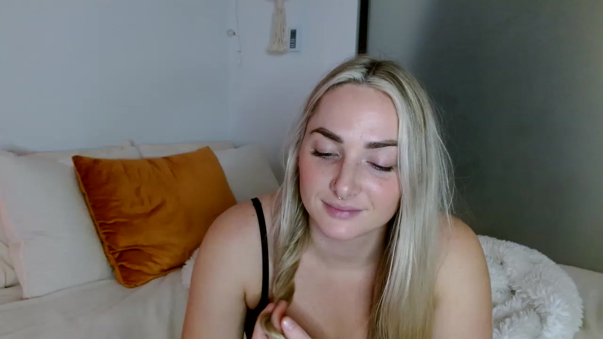 Gallery image thumbnail from OliviaQuinnn's myfreecams stream on, 12/23/2022, 07:57 image 20 of 20
