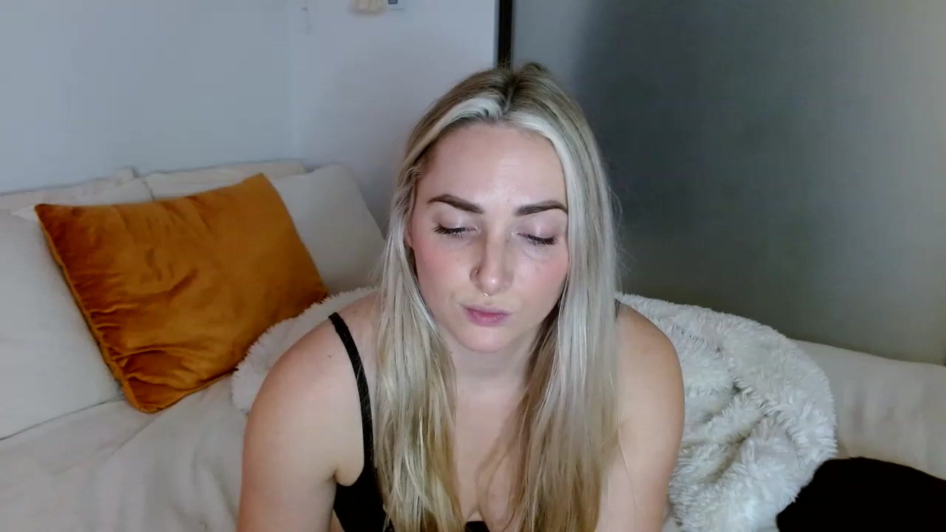 Gallery image thumbnail from OliviaQuinnn's myfreecams stream on, 12/23/2022, 07:57 image 8 of 20