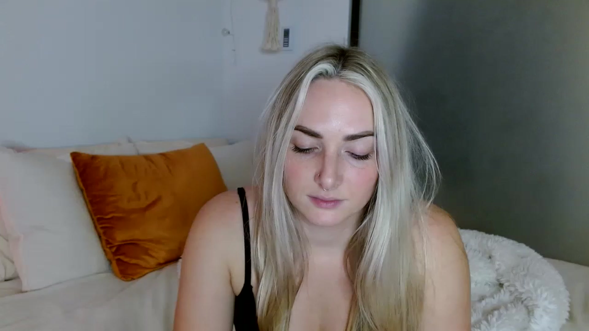 Gallery image thumbnail from OliviaQuinnn's myfreecams stream on, 12/23/2022, 07:57 image 18 of 20
