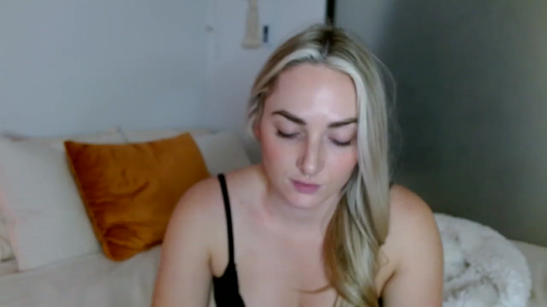 Gallery image thumbnail from OliviaQuinnn's myfreecams stream on, 12/23/2022, 07:57 image 16 of 20