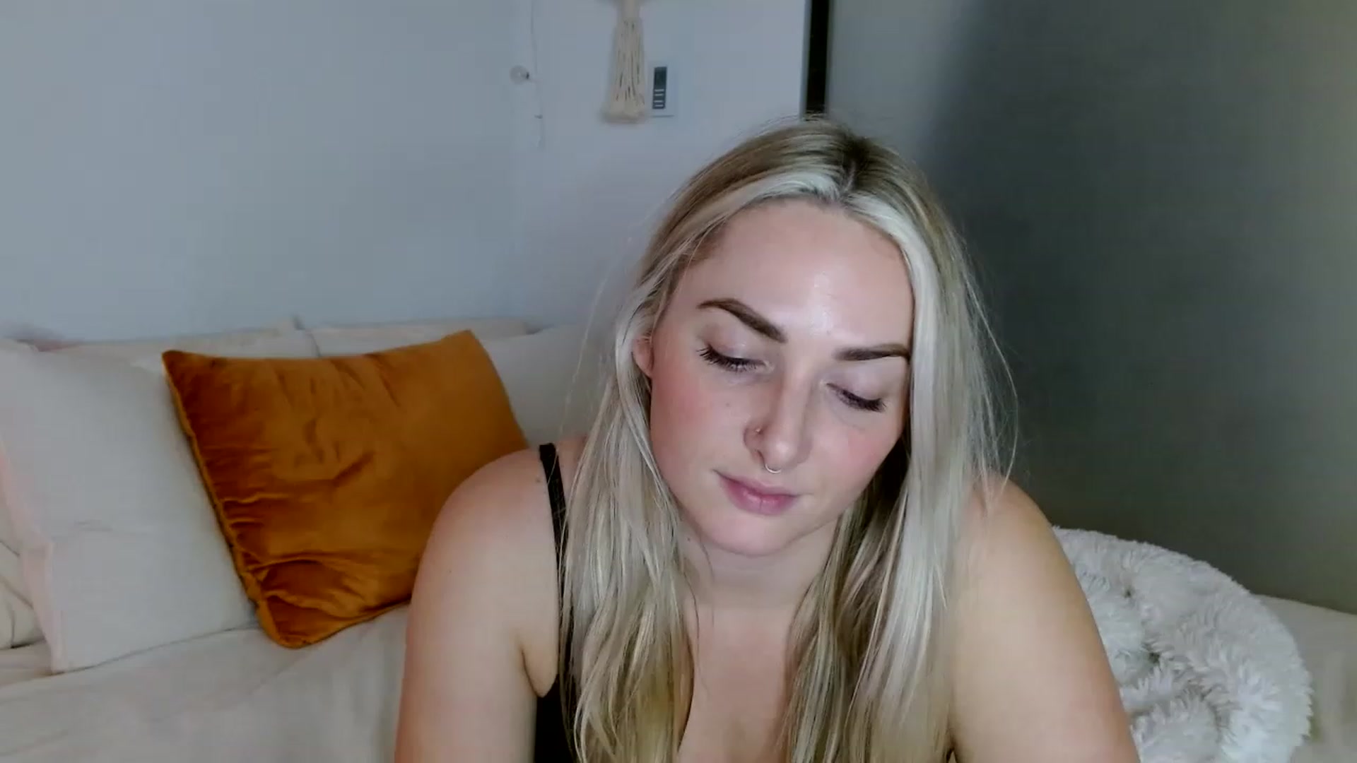 Gallery image thumbnail from OliviaQuinnn's myfreecams stream on, 12/23/2022, 07:57 image 19 of 20