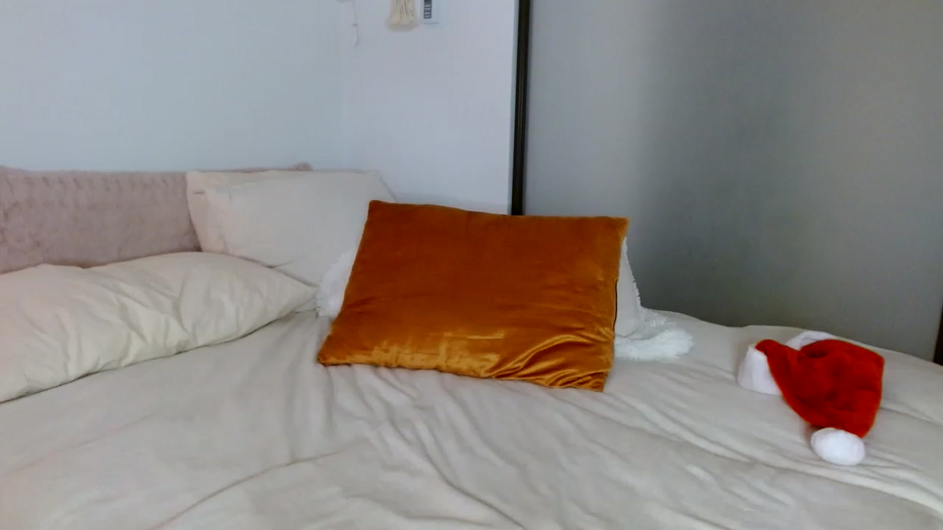 Gallery image thumbnail from OliviaQuinnn's myfreecams stream on, 12/25/2022, 08:00 image 16 of 20