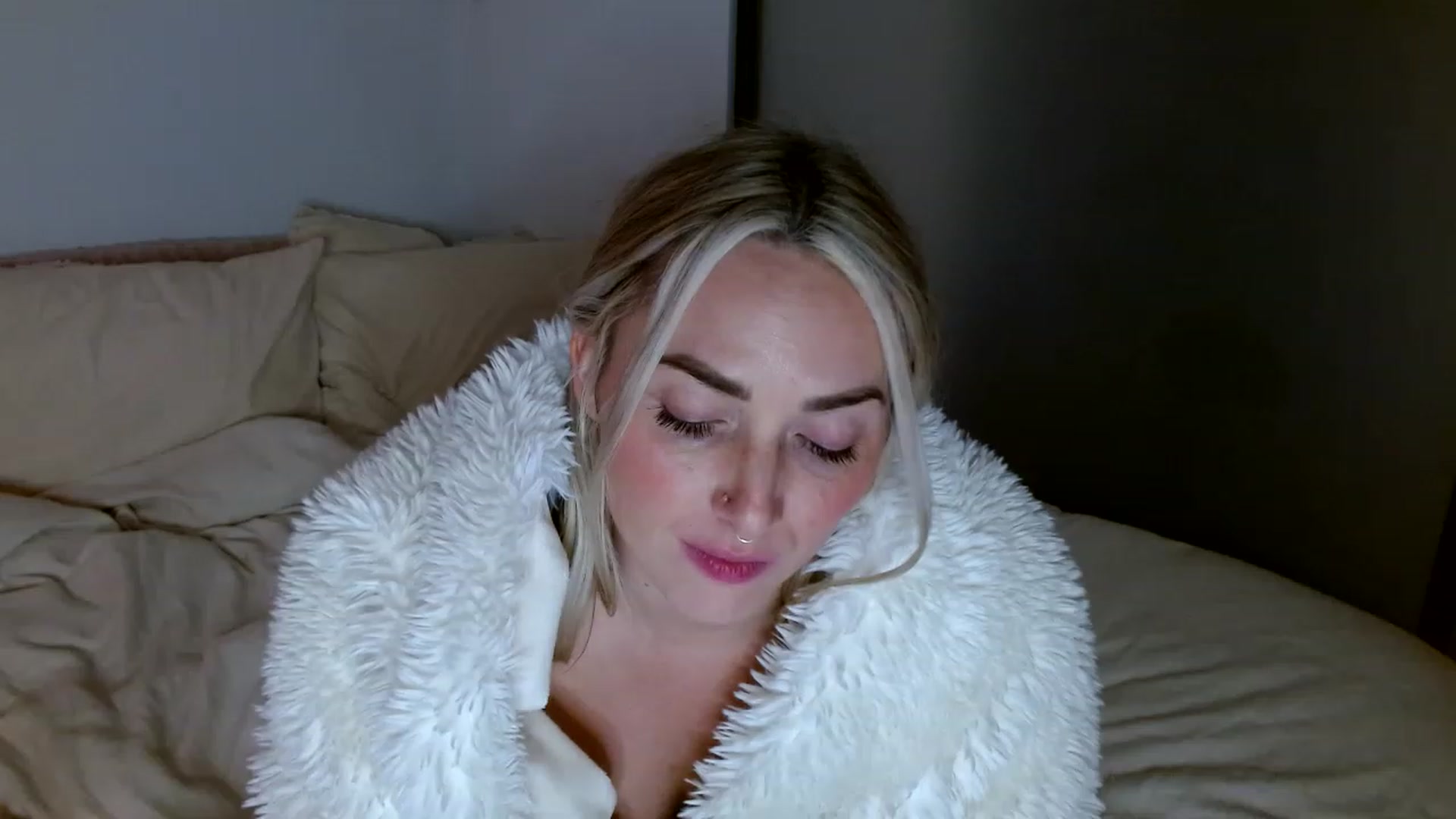Gallery image thumbnail from OliviaQuinnn's myfreecams stream on, 12/29/2022, 06:23 image 8 of 20