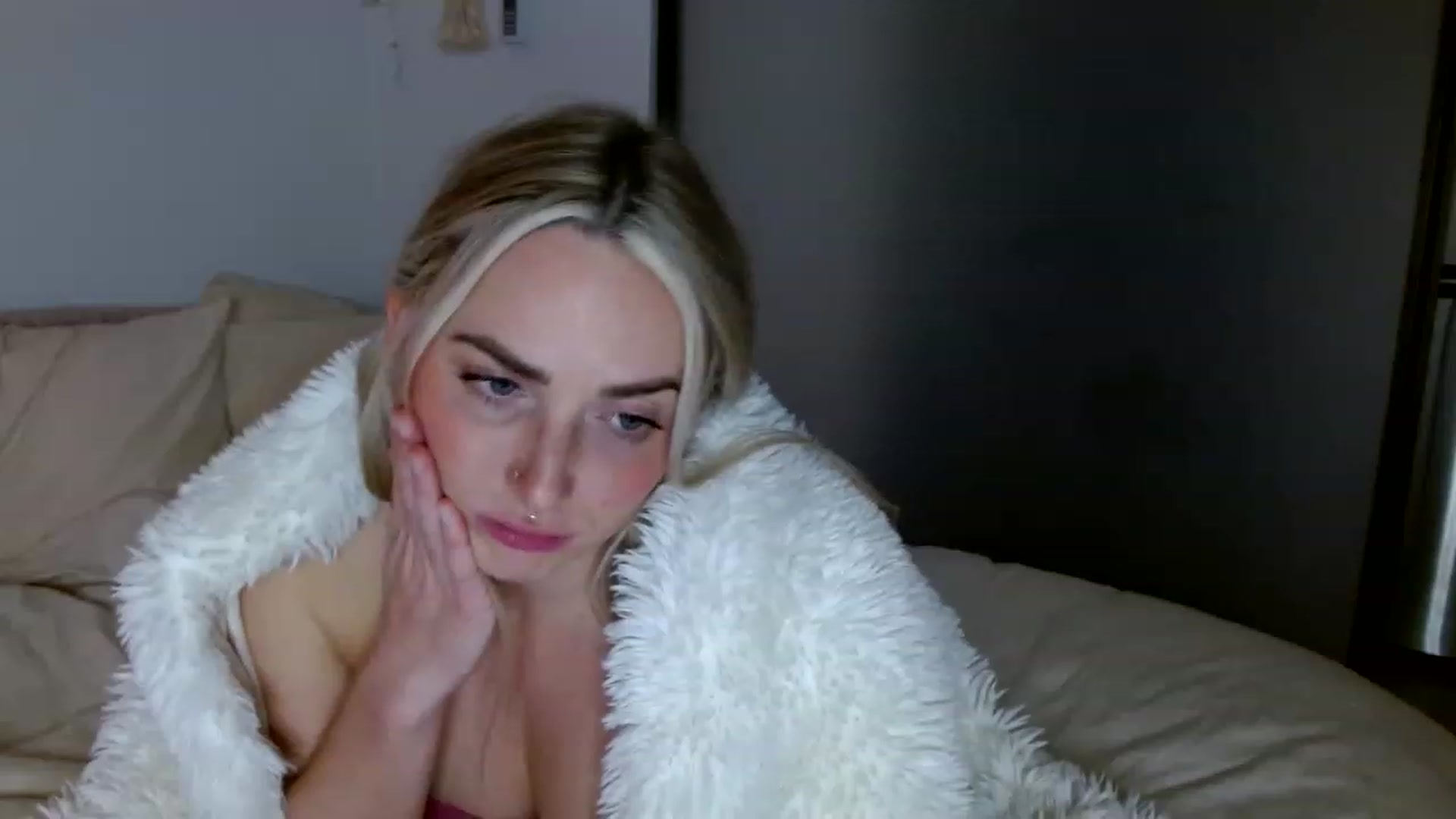 Gallery image thumbnail from OliviaQuinnn's myfreecams stream on, 12/29/2022, 06:23 image 17 of 20