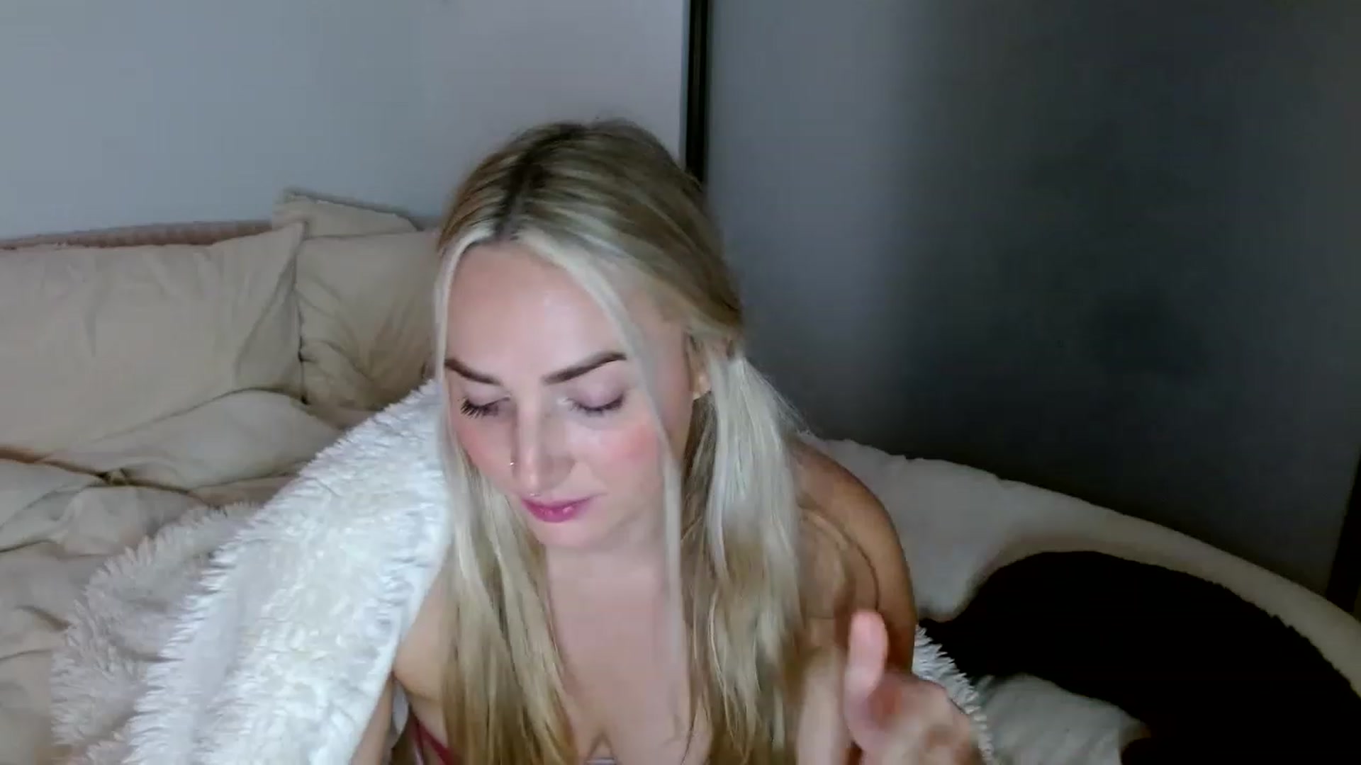 Gallery image thumbnail from OliviaQuinnn's myfreecams stream on, 12/29/2022, 06:23 image 6 of 20