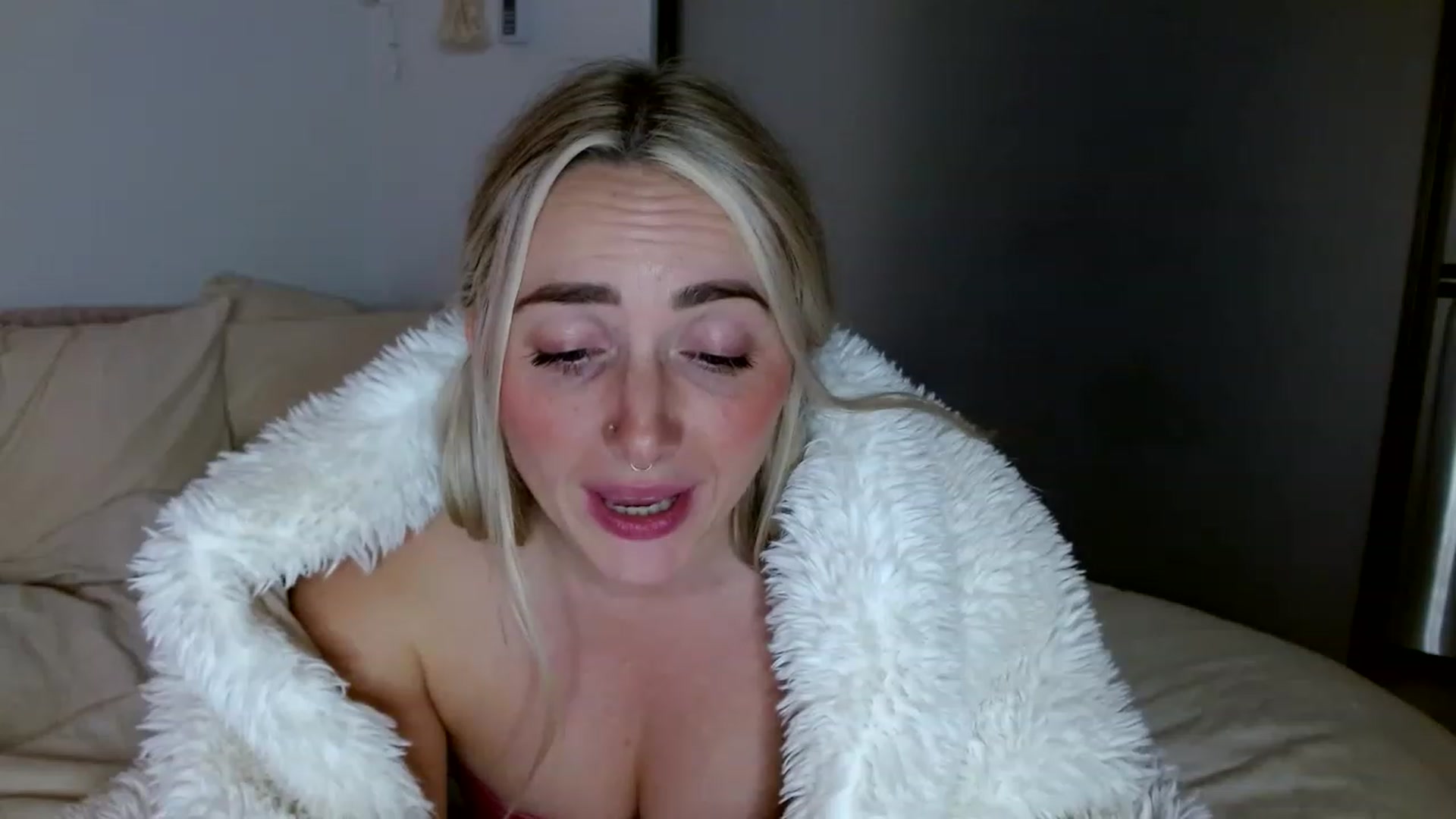 Gallery image thumbnail from OliviaQuinnn's myfreecams stream on, 12/29/2022, 06:23 image 16 of 20