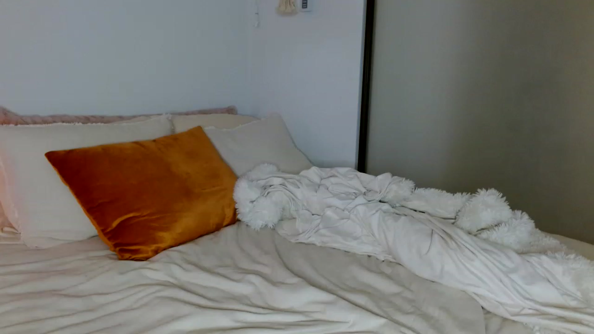 Gallery image thumbnail from OliviaQuinnn's myfreecams stream on, 01/01/2023, 07:31 image 17 of 20