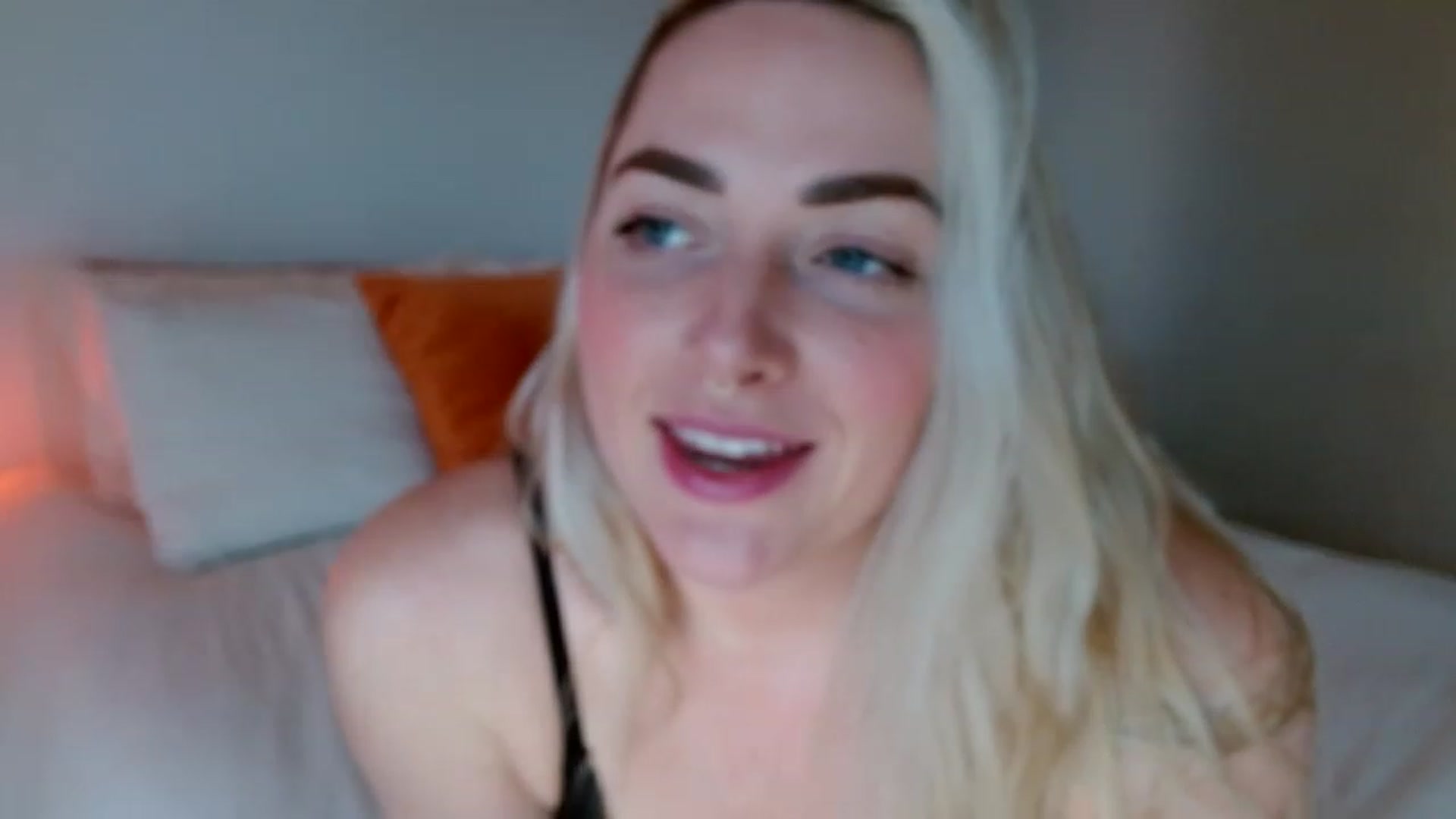 Gallery image thumbnail from OliviaQuinnn's myfreecams stream on, 01/04/2023, 23:24 image 16 of 20