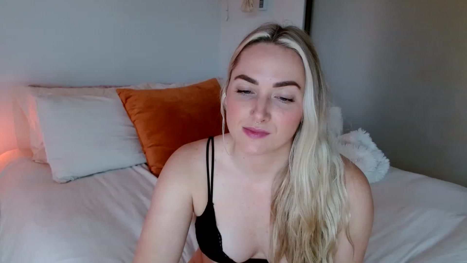 Gallery image thumbnail from OliviaQuinnn's myfreecams stream on, 01/04/2023, 23:24 image 10 of 20