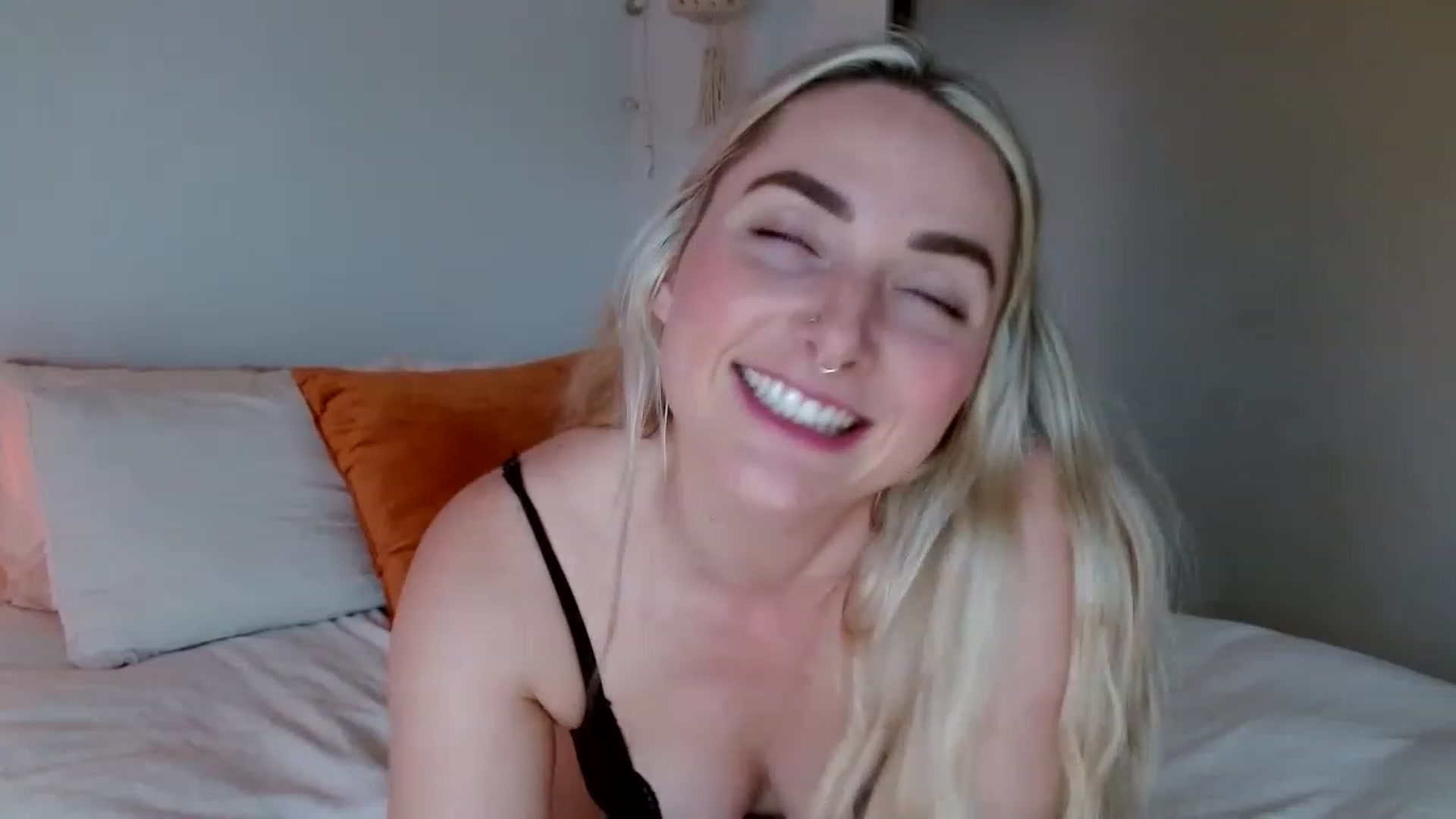 Gallery image thumbnail from OliviaQuinnn's myfreecams stream on, 01/04/2023, 23:24 image 2 of 20