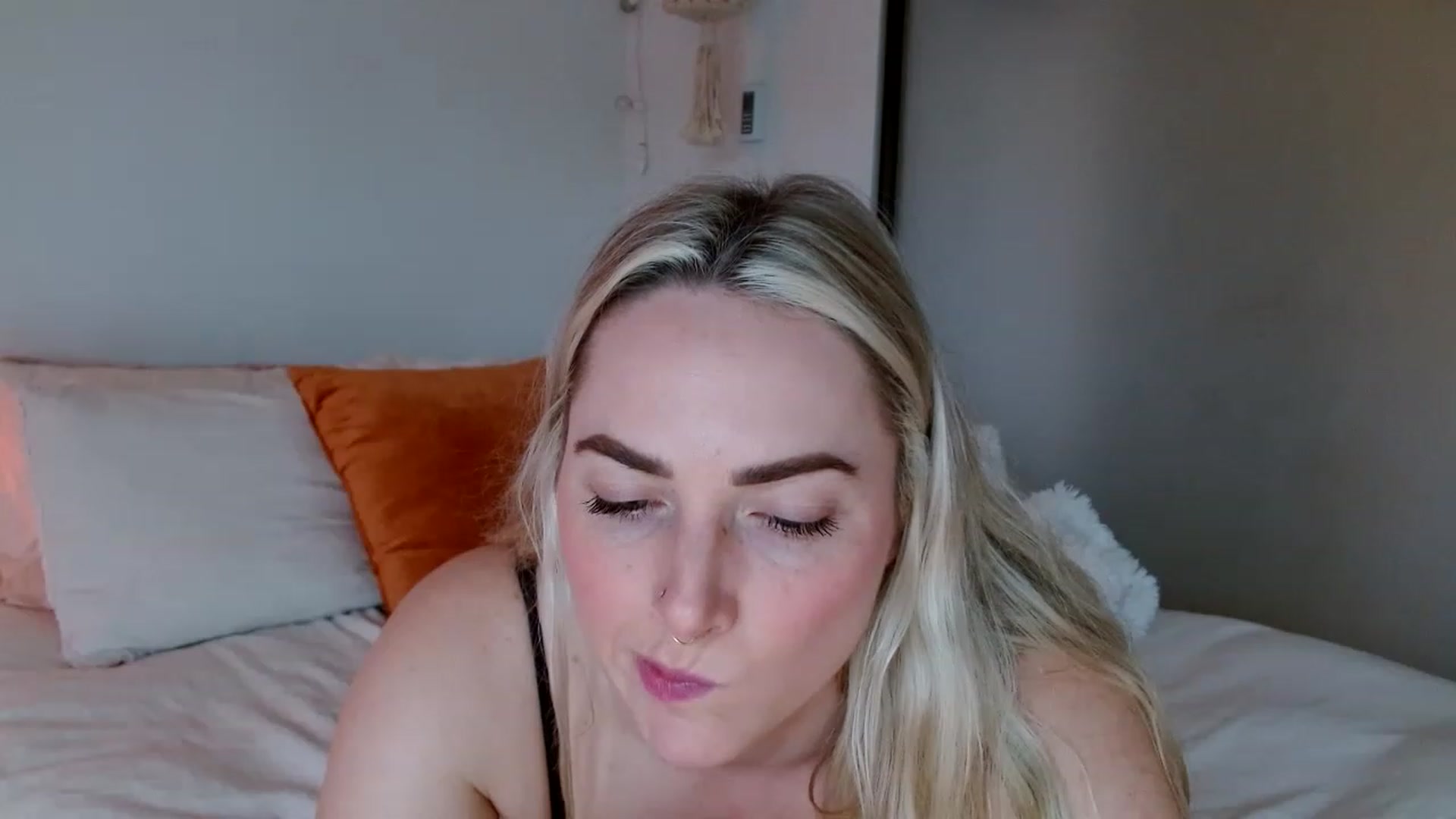 Gallery image thumbnail from OliviaQuinnn's myfreecams stream on, 01/04/2023, 23:24 image 3 of 20