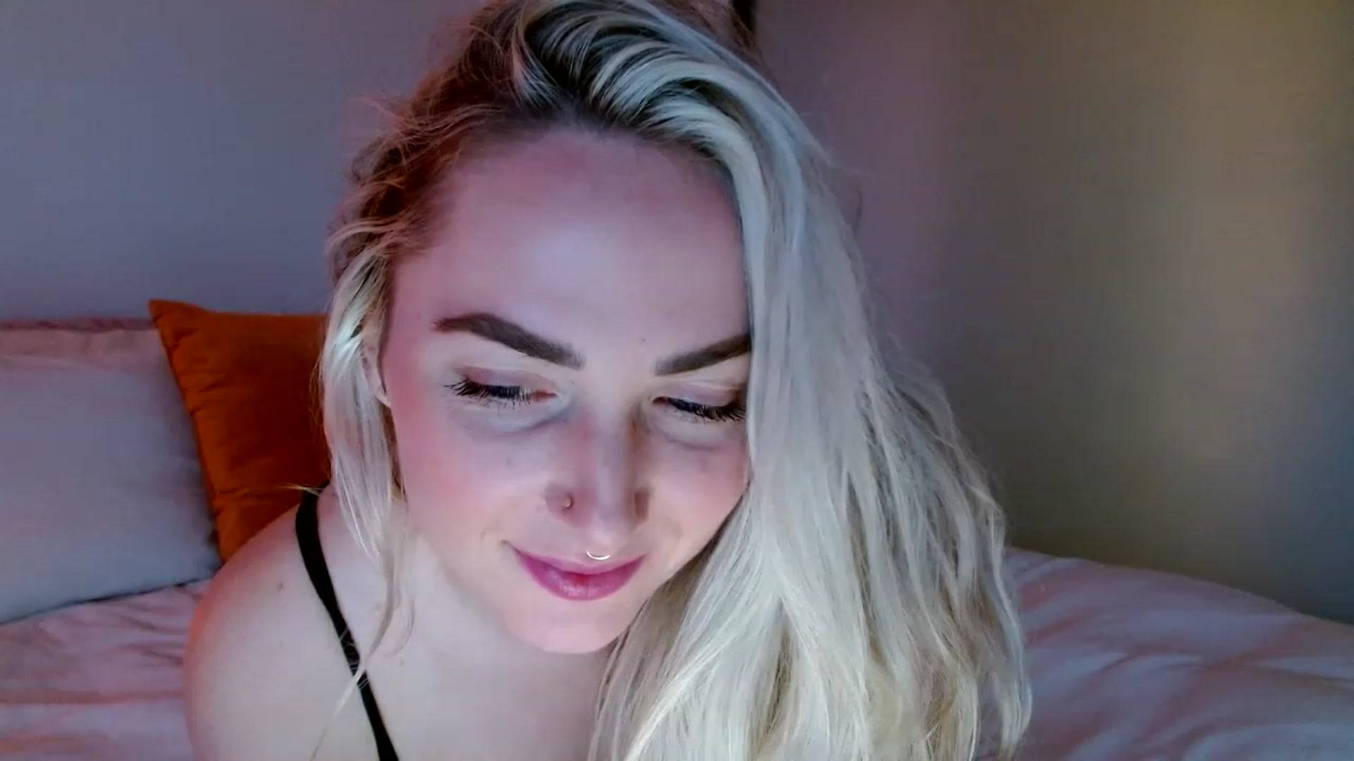Gallery image thumbnail from OliviaQuinnn's myfreecams stream on, 01/05/2023, 24:21 image 2 of 20