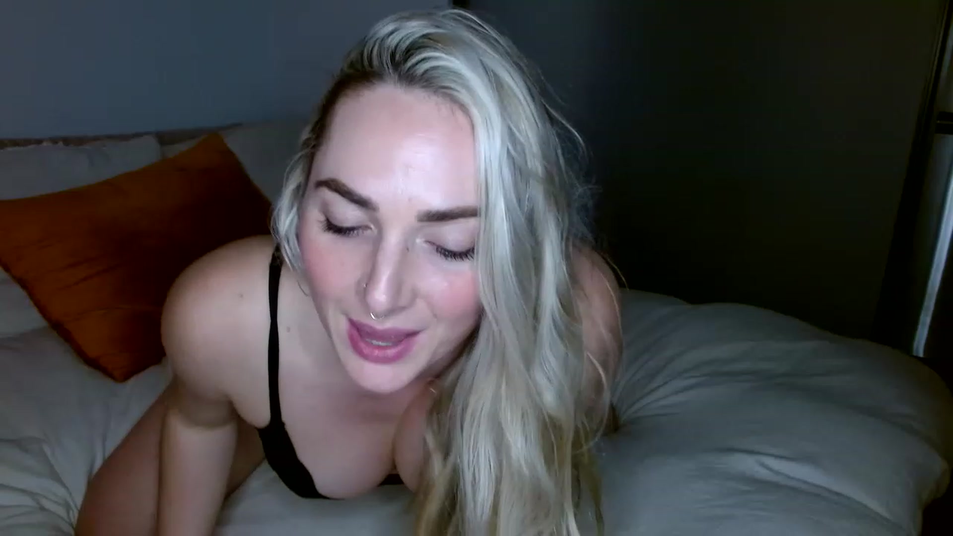 Gallery image thumbnail from OliviaQuinnn's myfreecams stream on, 01/05/2023, 02:17 image 3 of 20