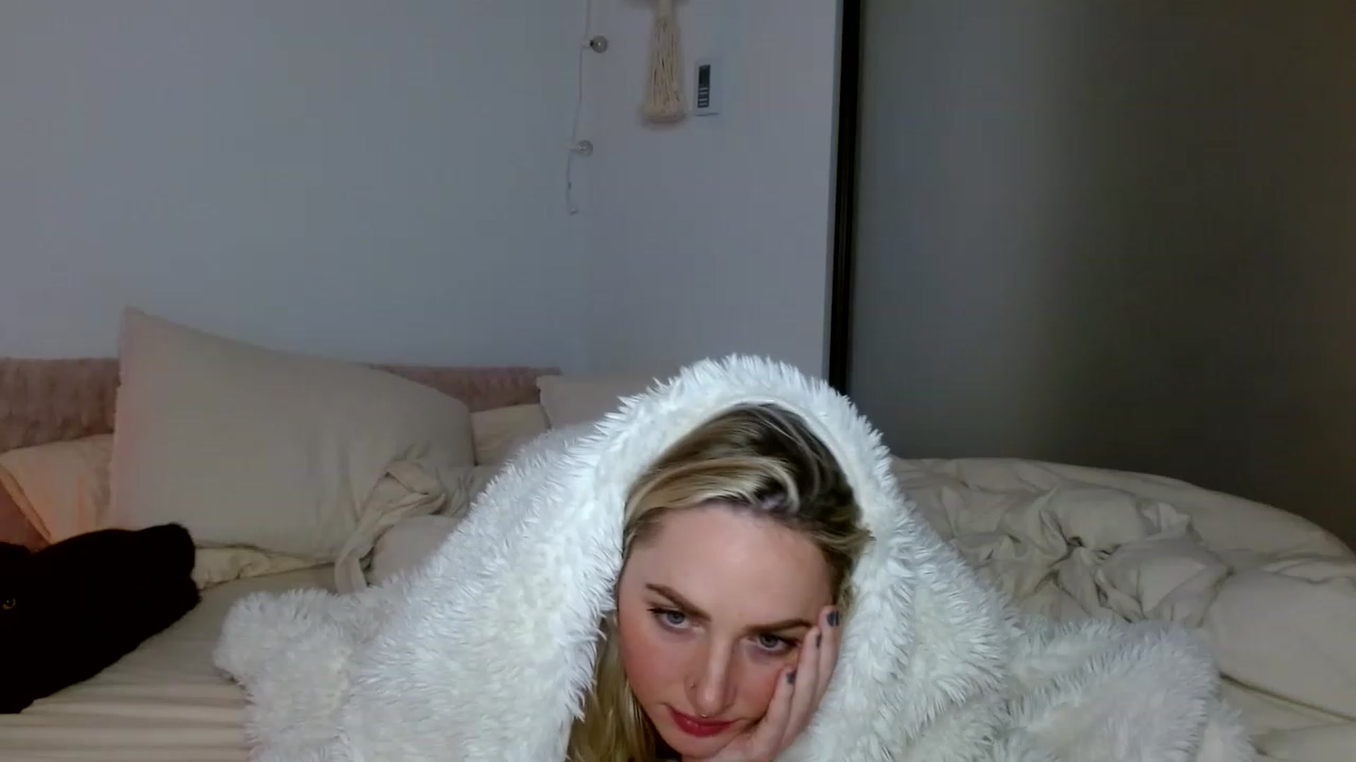 Gallery image thumbnail from OliviaQuinnn's myfreecams stream on, 01/23/2023, 07:13 image 19 of 20