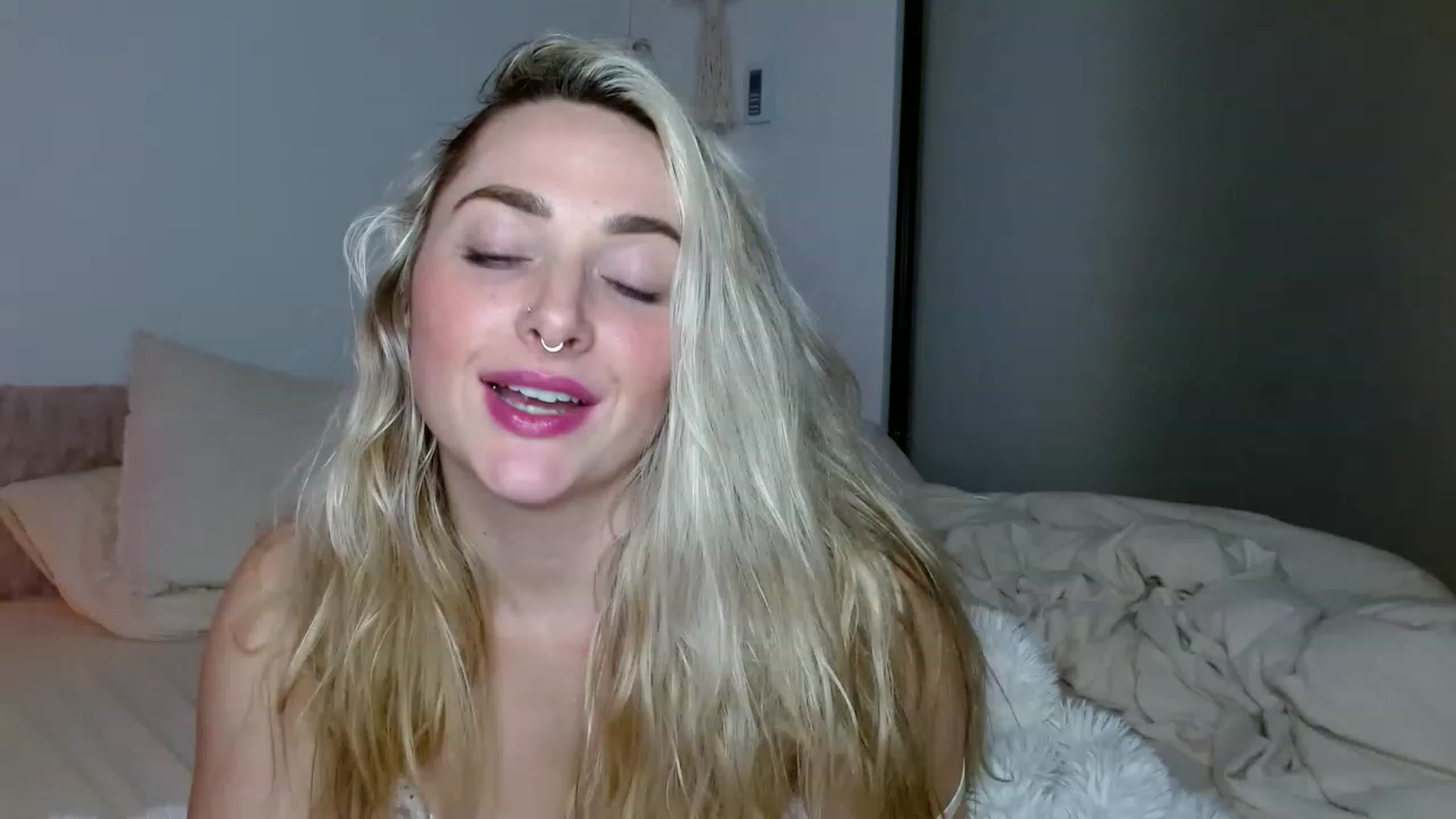 Gallery image thumbnail from OliviaQuinnn's myfreecams stream on, 01/23/2023, 07:13 image 12 of 20