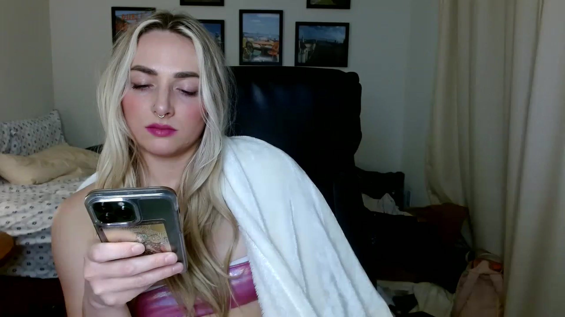Gallery image thumbnail from OliviaQuinnn's myfreecams stream on, 02/03/2023, 06:54 image 8 of 20