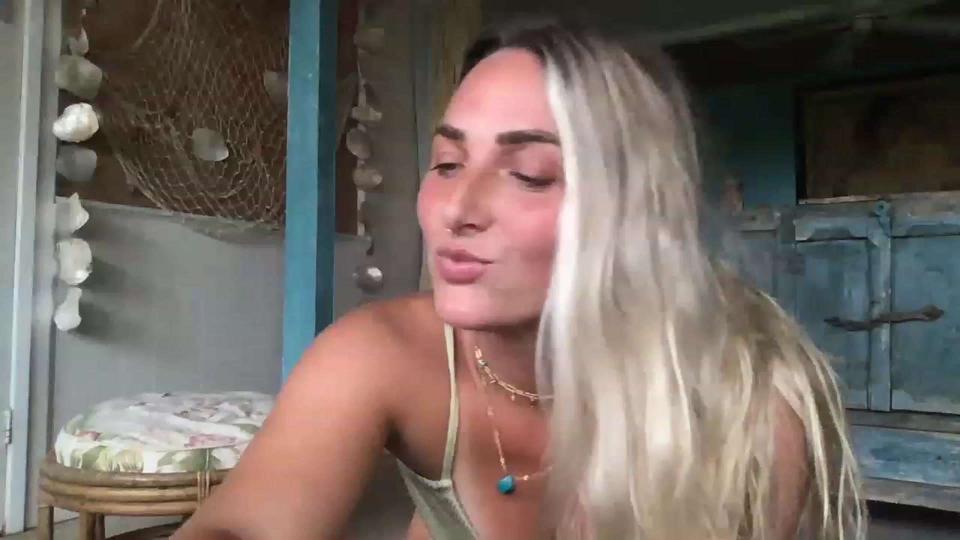 Gallery image thumbnail from OliviaQuinnn's myfreecams stream on, 04/27/2023, 02:42 image 14 of 20