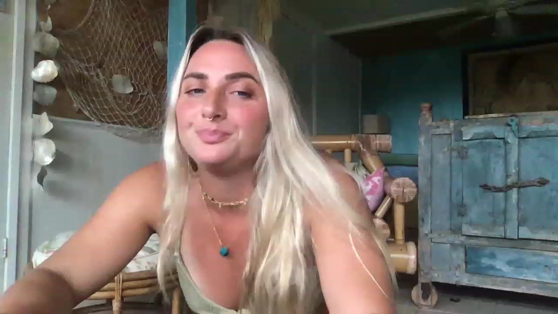 Gallery image thumbnail from OliviaQuinnn's myfreecams stream on, 04/27/2023, 02:42 image 16 of 20