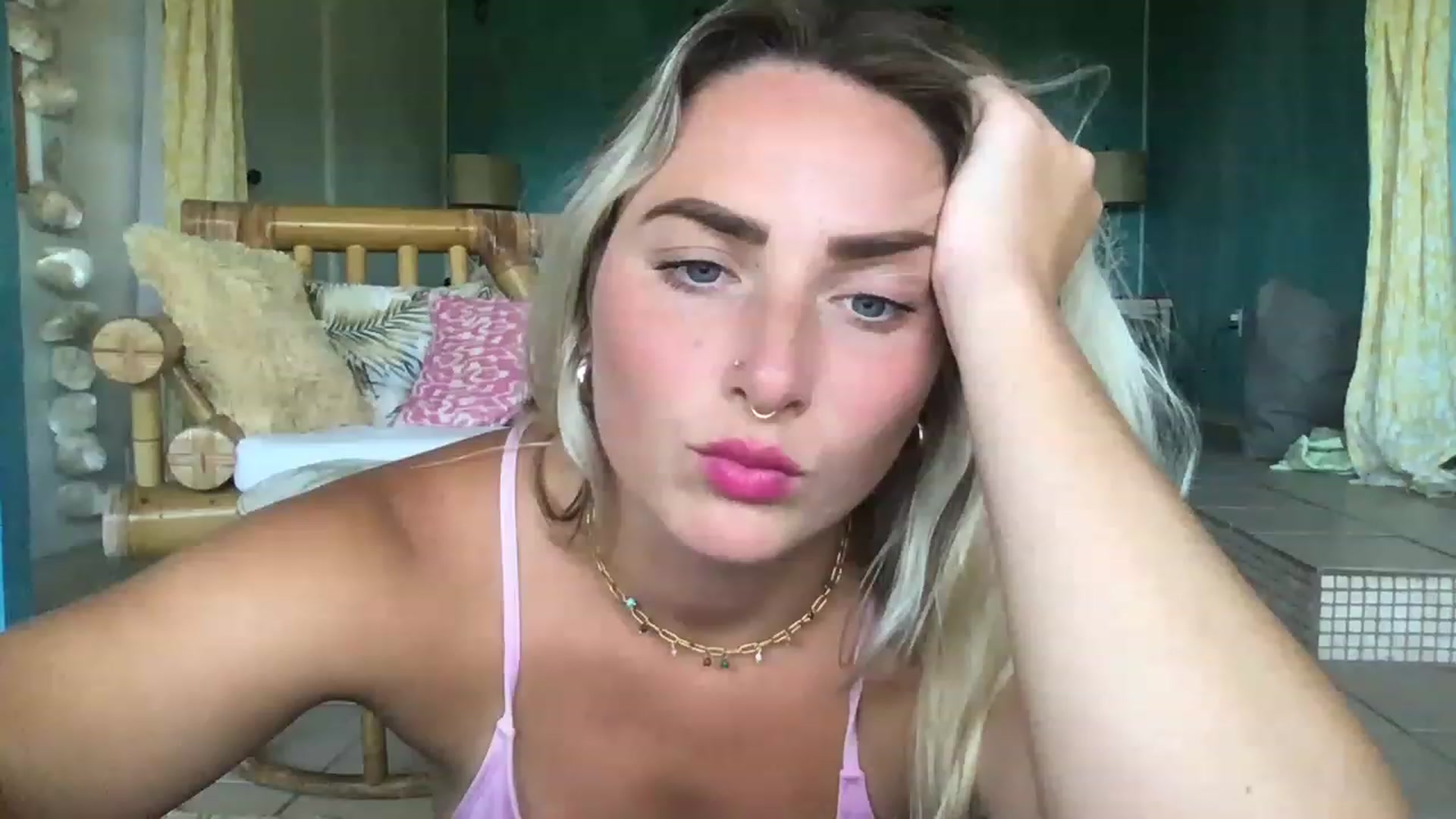 Gallery image thumbnail from OliviaQuinnn's myfreecams stream on, 05/02/2023, 23:13 image 12 of 20