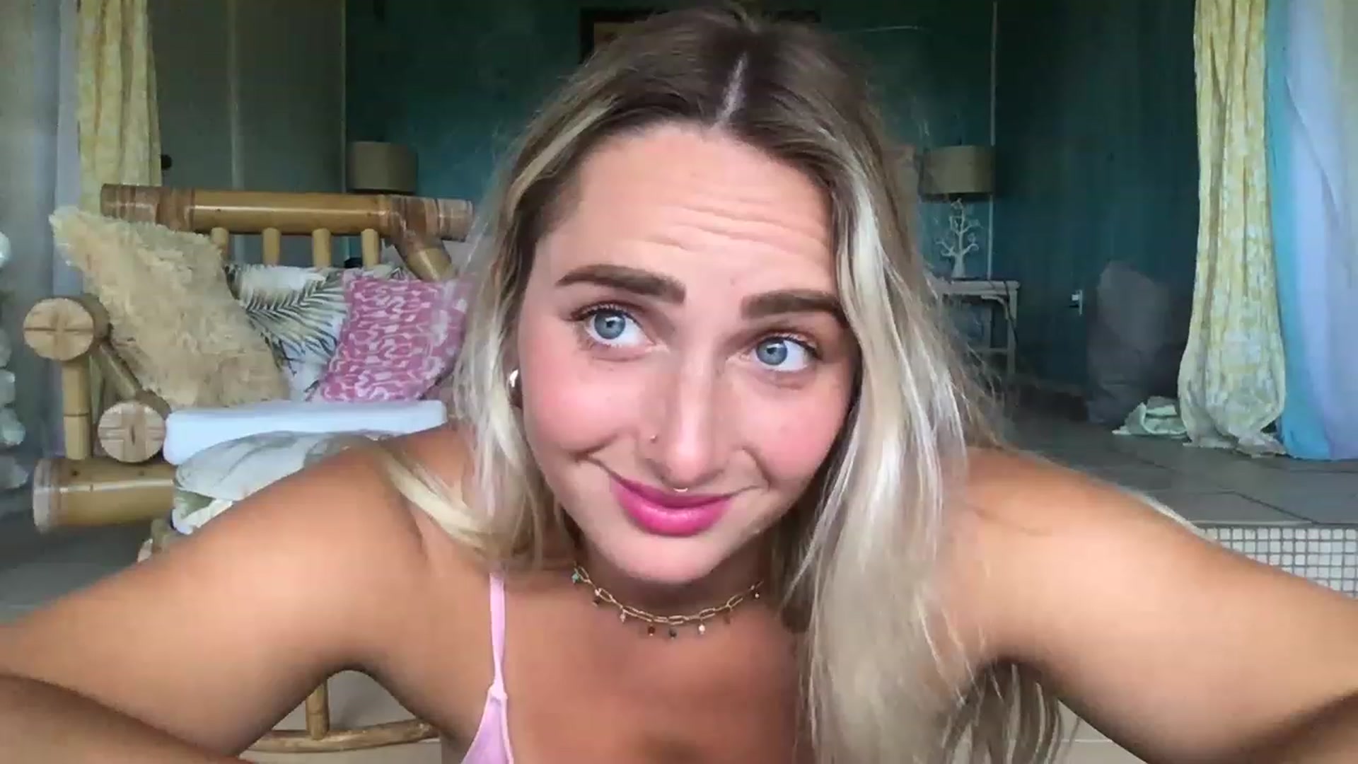 Gallery image thumbnail from OliviaQuinnn's myfreecams stream on, 05/02/2023, 23:13 image 16 of 20