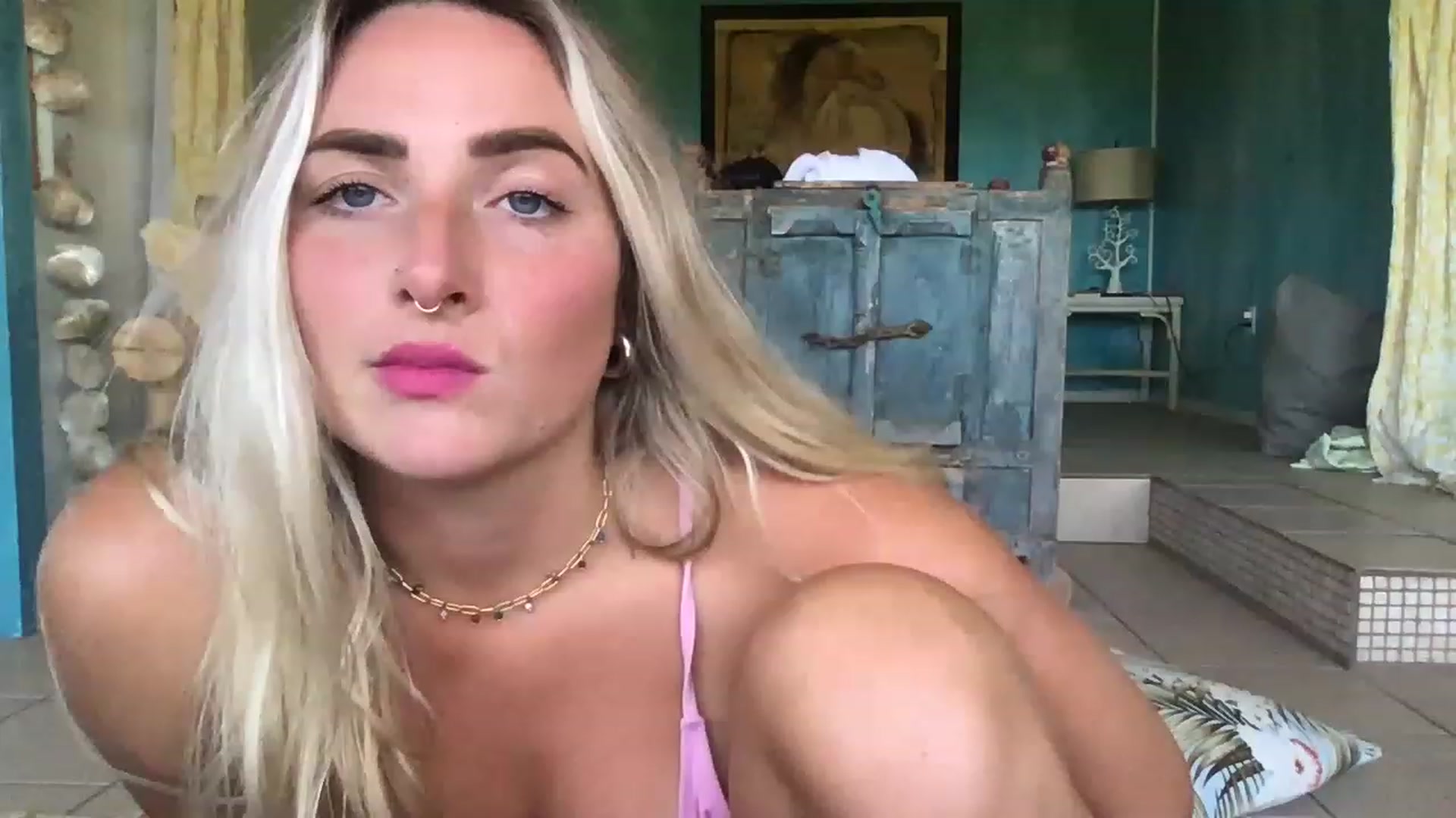 Gallery image thumbnail from OliviaQuinnn's myfreecams stream on, 05/02/2023, 23:13 image 14 of 20
