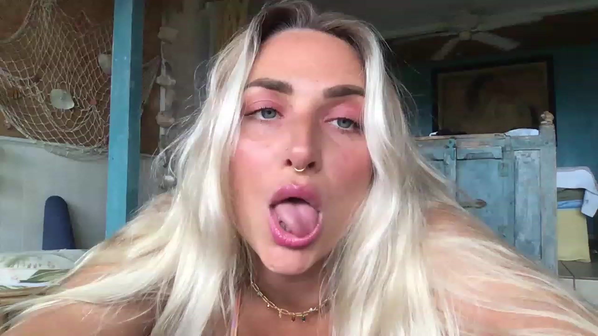 Gallery image thumbnail from OliviaQuinnn's myfreecams stream on, 05/16/2023, 23:32 image 19 of 20