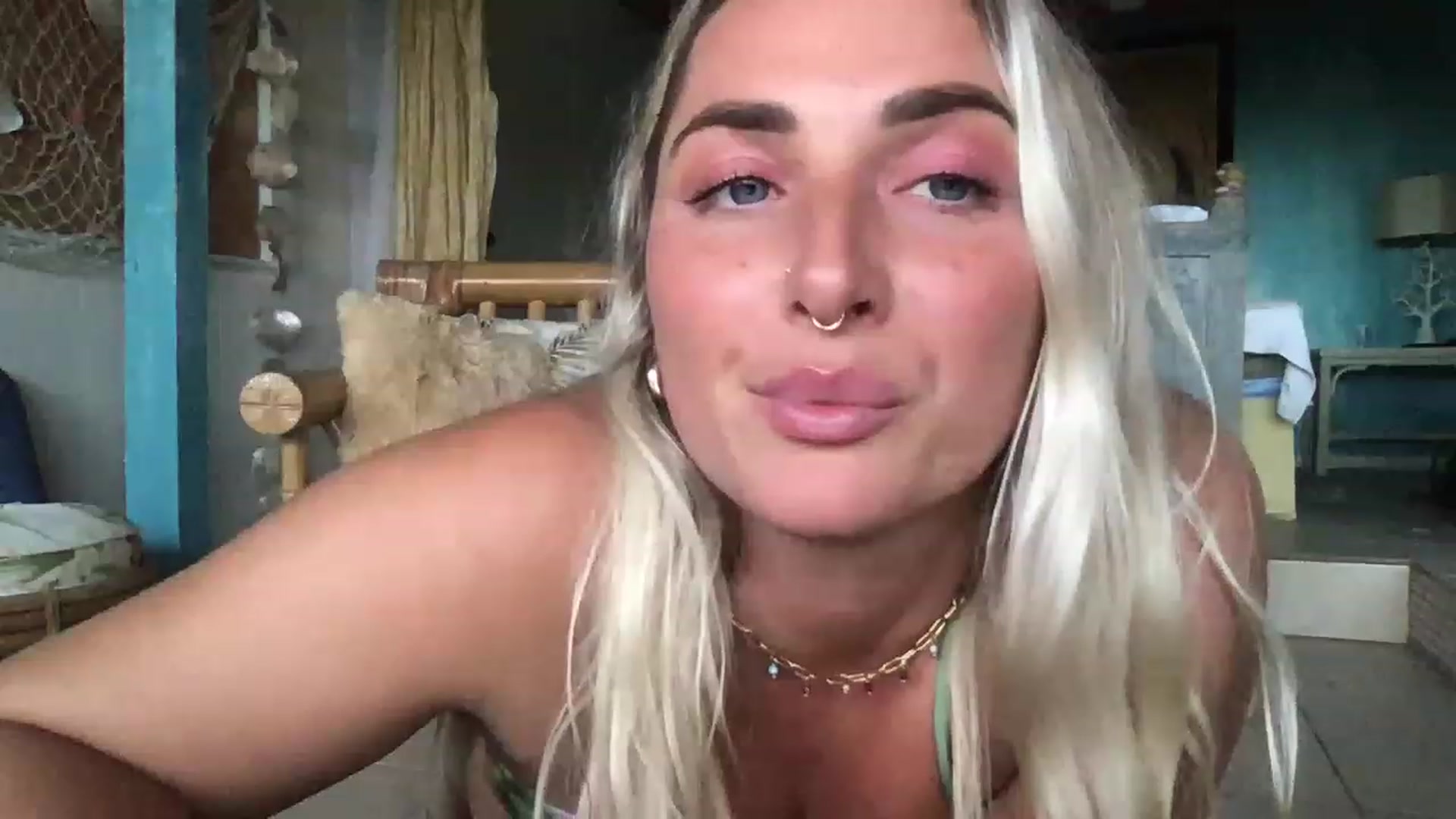 Gallery image thumbnail from OliviaQuinnn's myfreecams stream on, 05/17/2023, 04:30 image 3 of 20