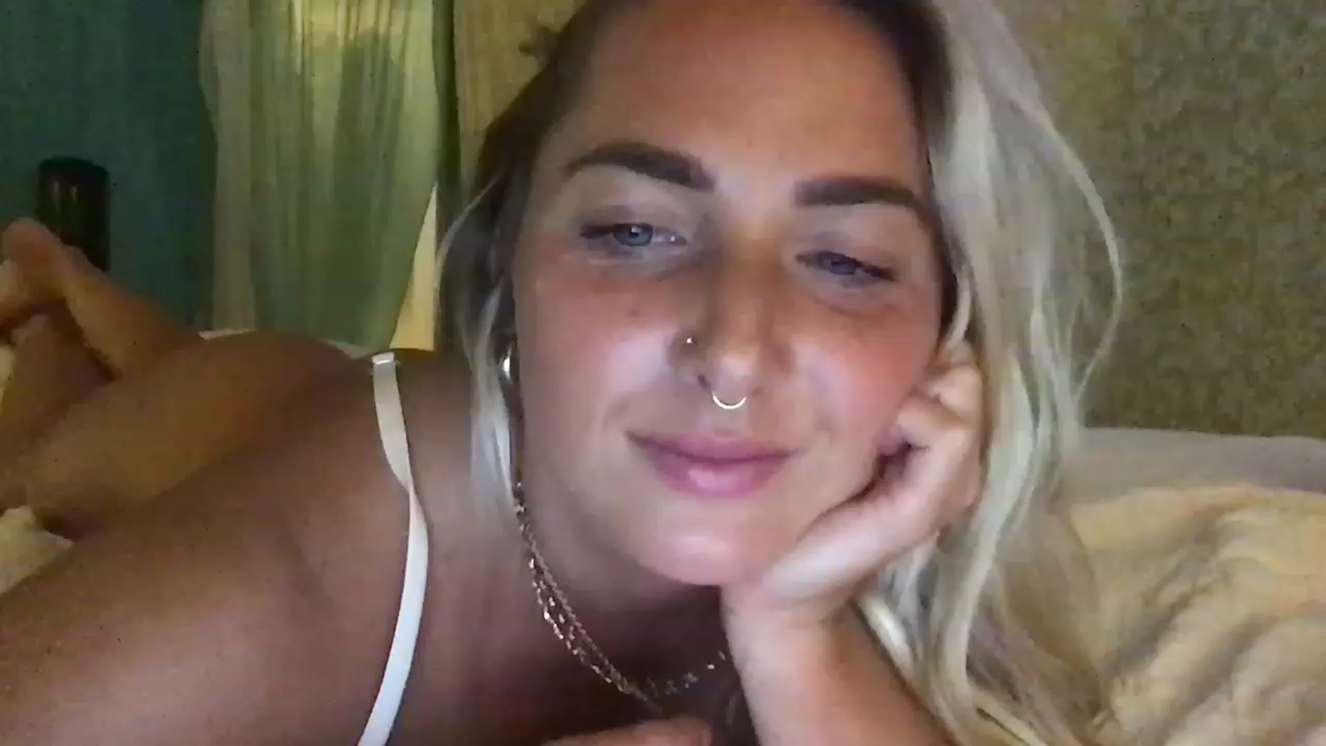 Gallery image thumbnail from OliviaQuinnn's myfreecams stream on, 06/02/2023, 07:20 image 17 of 20
